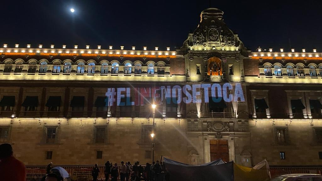 Proyectaron "El INE no se toca" en la fachada del Palacio Nacional (especial)