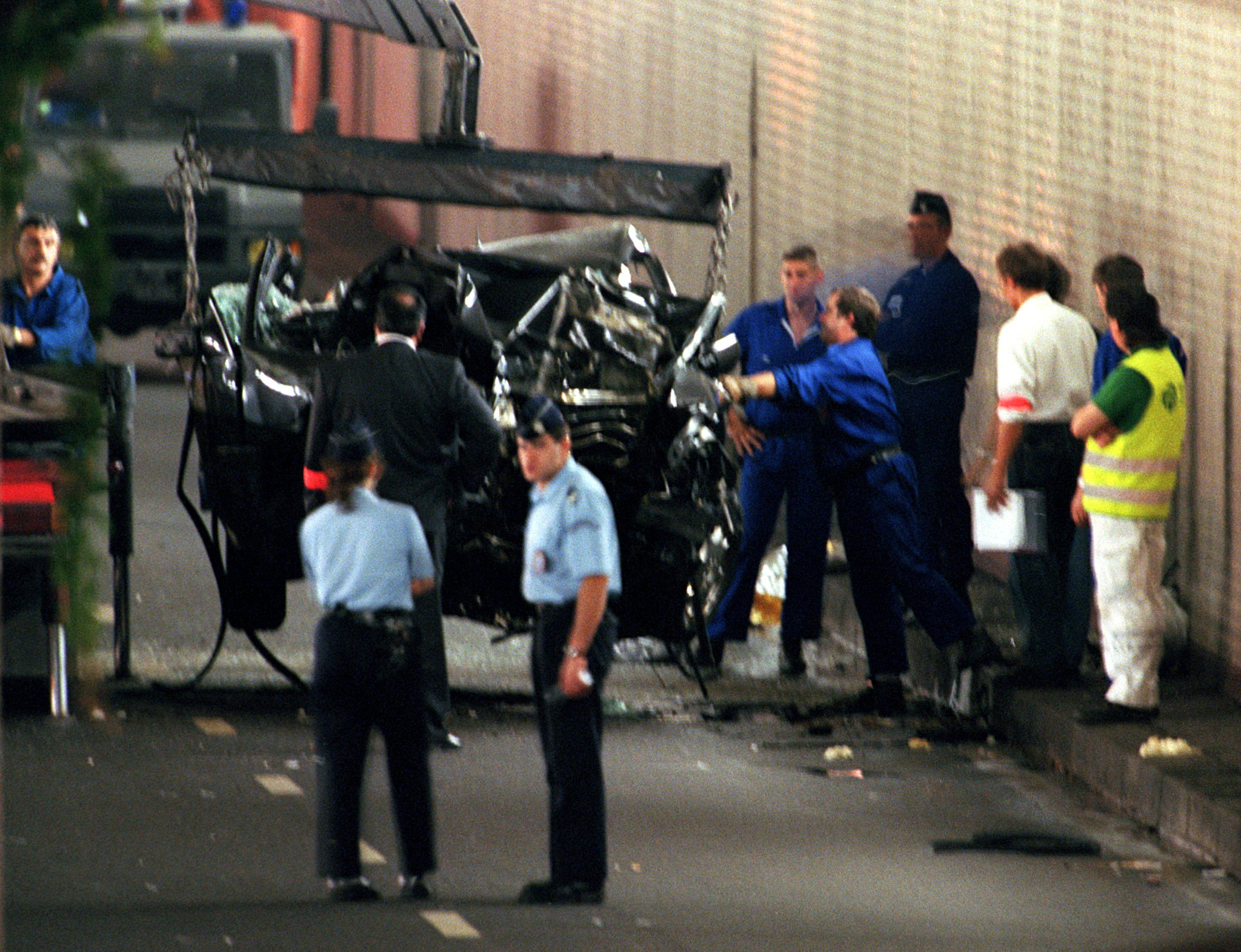 La policía retira los restos del Mercedez-Benz que transportaba a Diana, y se estrelló en un paso subterráneo en el centro de París, Francia, el 31 de agosto de 1997 (Reuters)