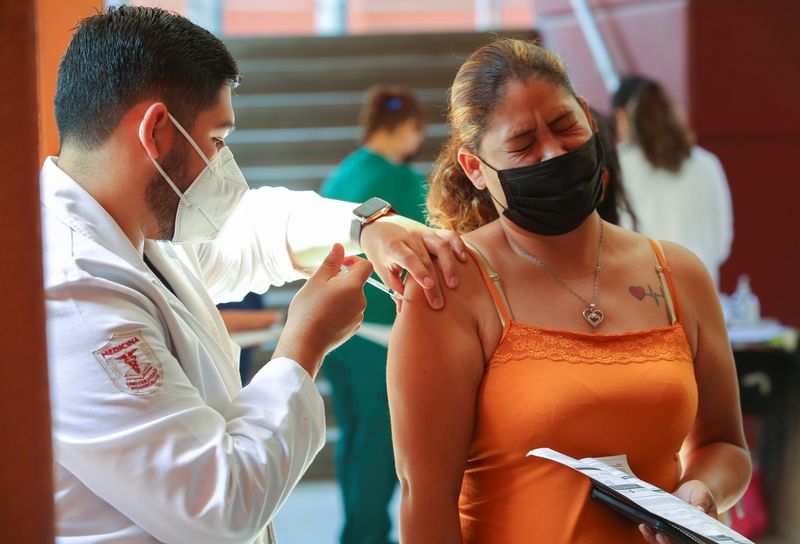 No se recomienda tomar analgésicos antes de vacunarse para prevenir los efectos secundarios (Foto: Reuters/ Jorge Duenes)