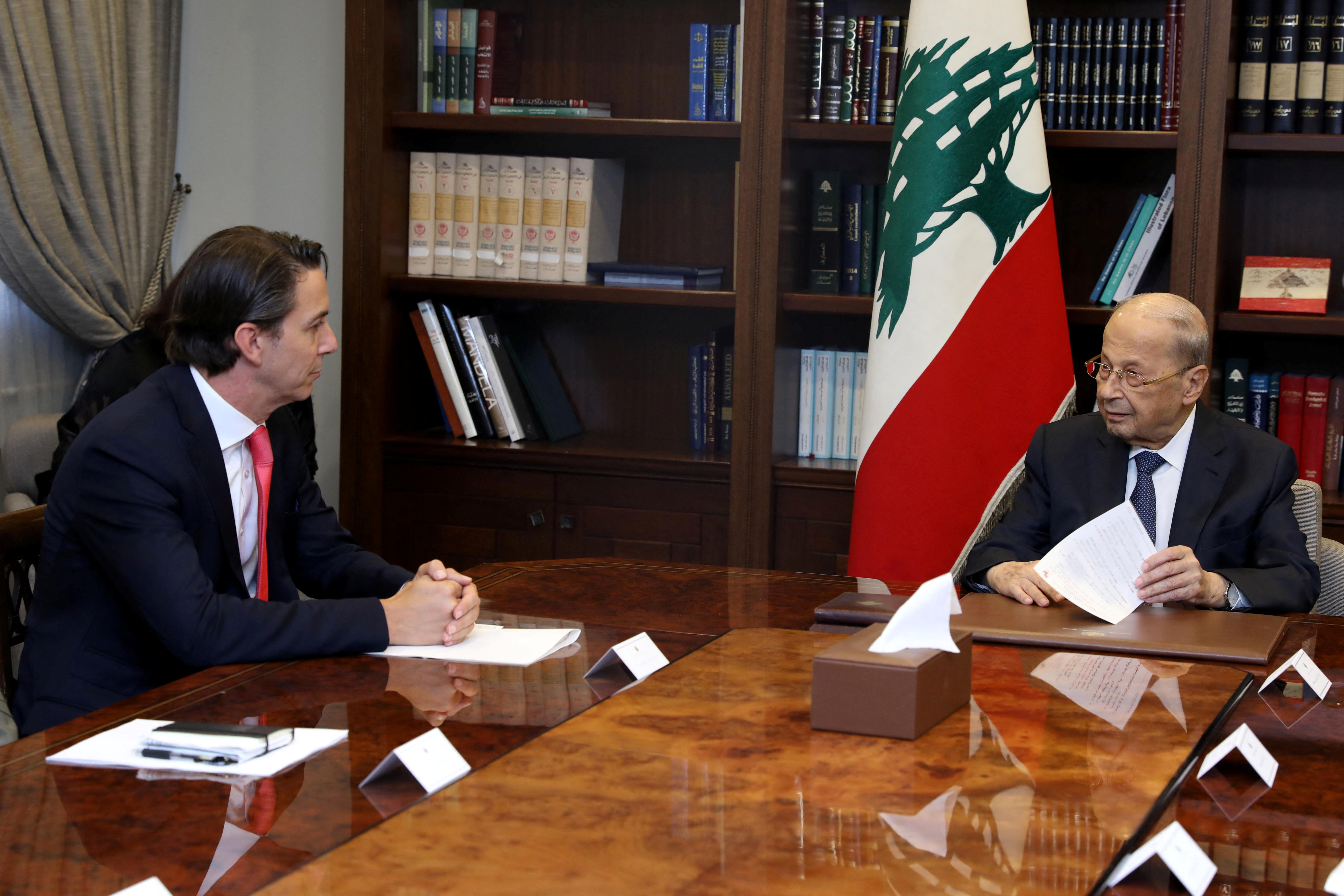 El presidente del Líbano, Michel Aoun, se reunió con el asesor principal de Estados Unidos para la seguridad energética, Amos Hochstein, en el palacio presidencial de Baabda (Dalati Nohra/Handout via REUTERS)
