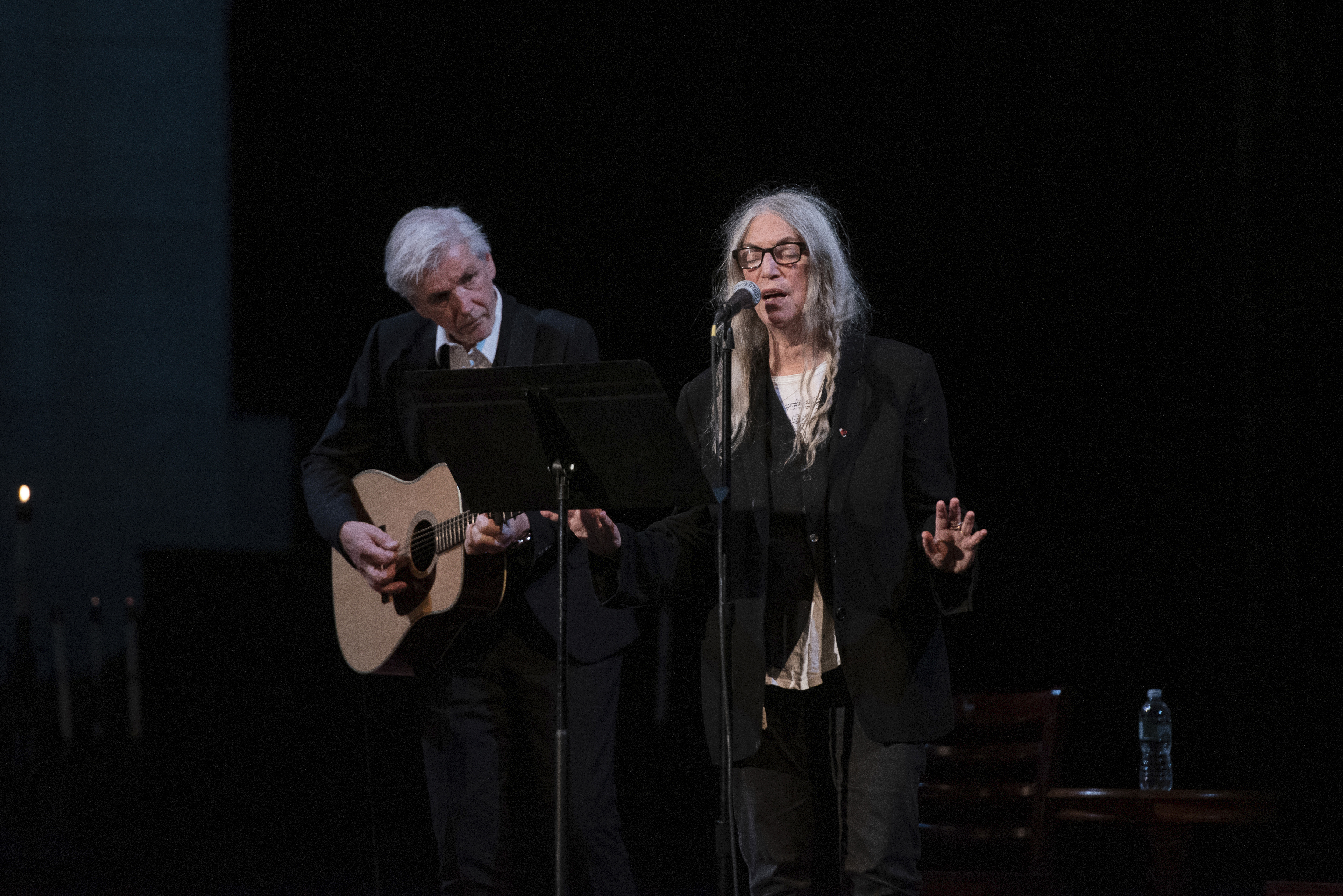 Patti Smit cantó "Chimes of Freedom", de Bob Dylan, en el memorial de celebración a la vida y obra de Joan Didion en la catedral St. John the Divine en New York (Foto: Christopher Smith/Invision/AP)
