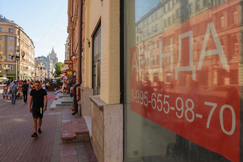 FOTO DE ARCHIVO: Un peatón pasa frente a las ventanas de un local comercial en alquiler en Moscú, Rusia. Las sanciones comienzan a sentirse en las cuentas públicas del régimen de Putin (Reuters)