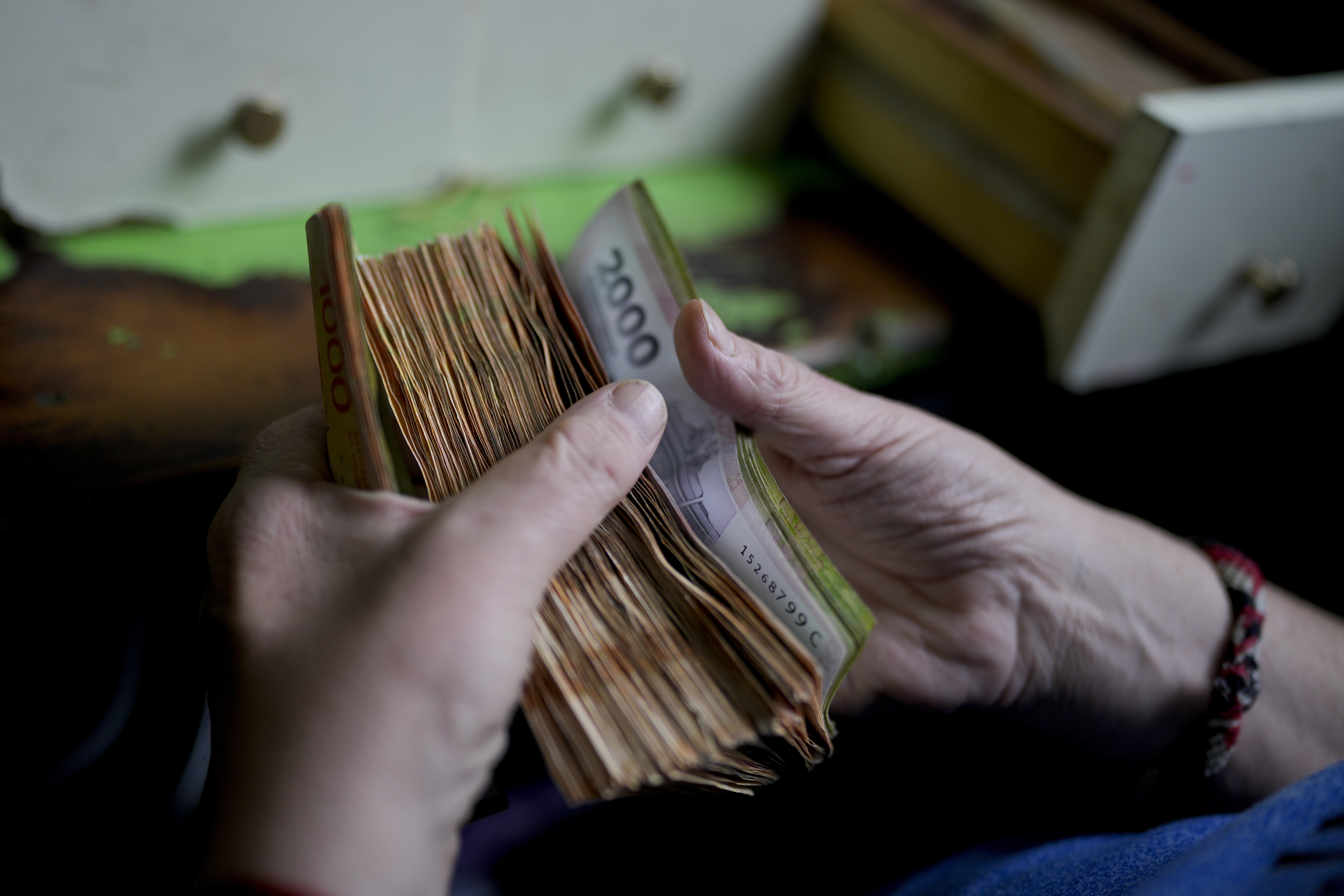 Alertas por estafas con IA: un especialista describió los fraudes que suplantan la identidad de famosos para engañar inversores