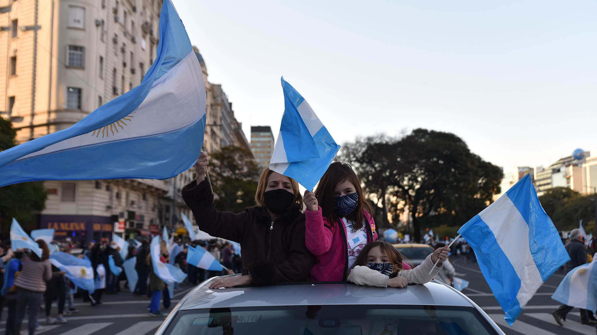 Cuadras y cuadras de automovilistas tocando bocina y haciendo flamear banderas para mostrar su disconformidad contra la cuarentena y la reforma judicial.