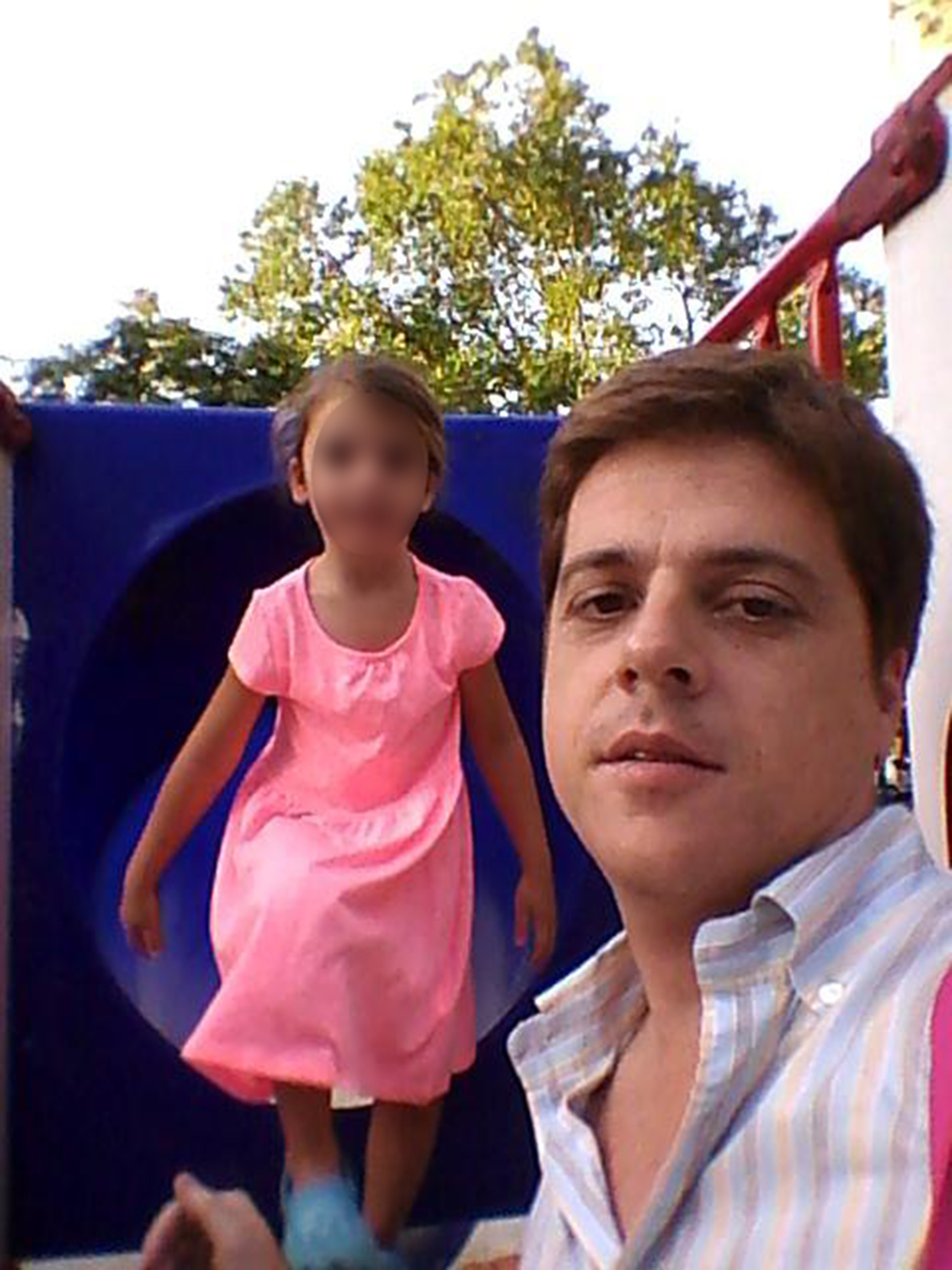 P., junto a su padre, al que dejó de ver cuando tenía 4 años. Pronto cumplirá 9