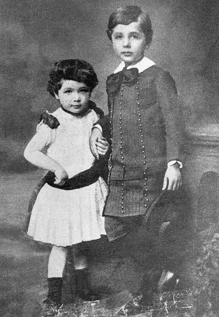 Albert Einstein cerca de sus 8 años junto a su hermana Maja. Tardó mucho en aprender a hablar y los padres pensaron en algún retraso mental de su hijo mayor (Bettmann Archive)