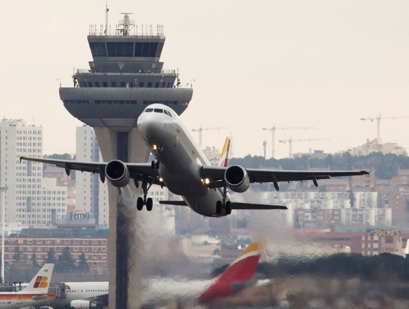 Los pasajes a Madrid rondarán los $800 mil ida y vuelta si se consiguen precios promocionales. REUTERS