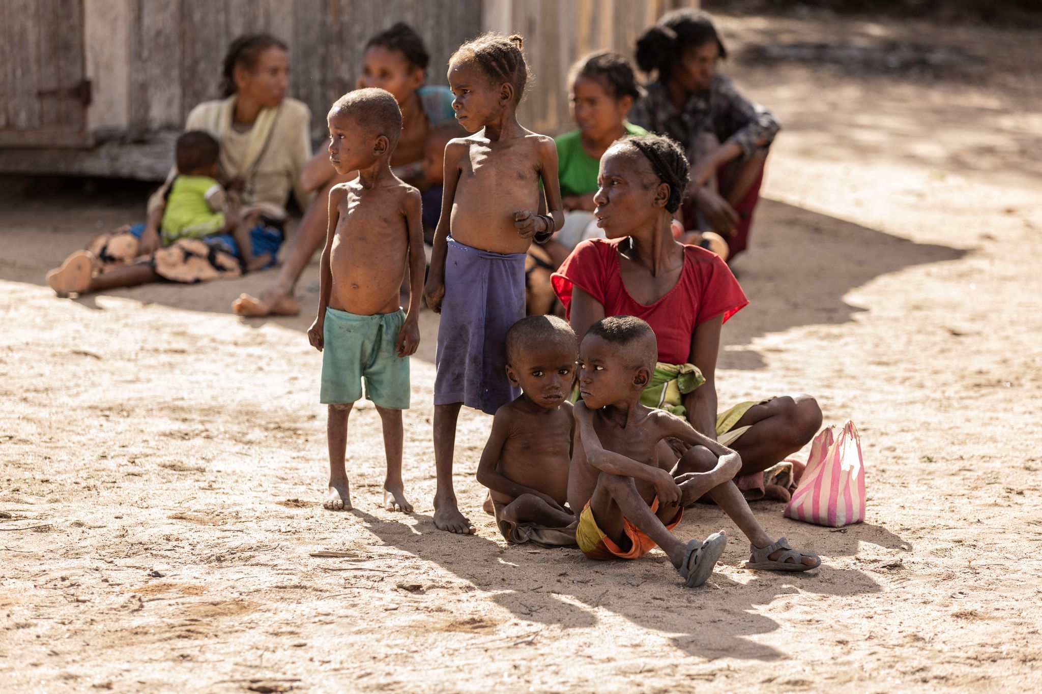 HANDOUT - Marisoa y sus hijos padecen de desnutrición por la escasez de alimentos en el sur de Madagascar, en la peor sequía de los últimos 30 años. Foto: Tsiory Andriantsoarana/WFP/dpa - ATENCIÓN: Sólo para uso editorial en relación con la cobertura sobre (la emisión/la película/la subasta/la exposición/el libro) y mencionando el crédito completo
