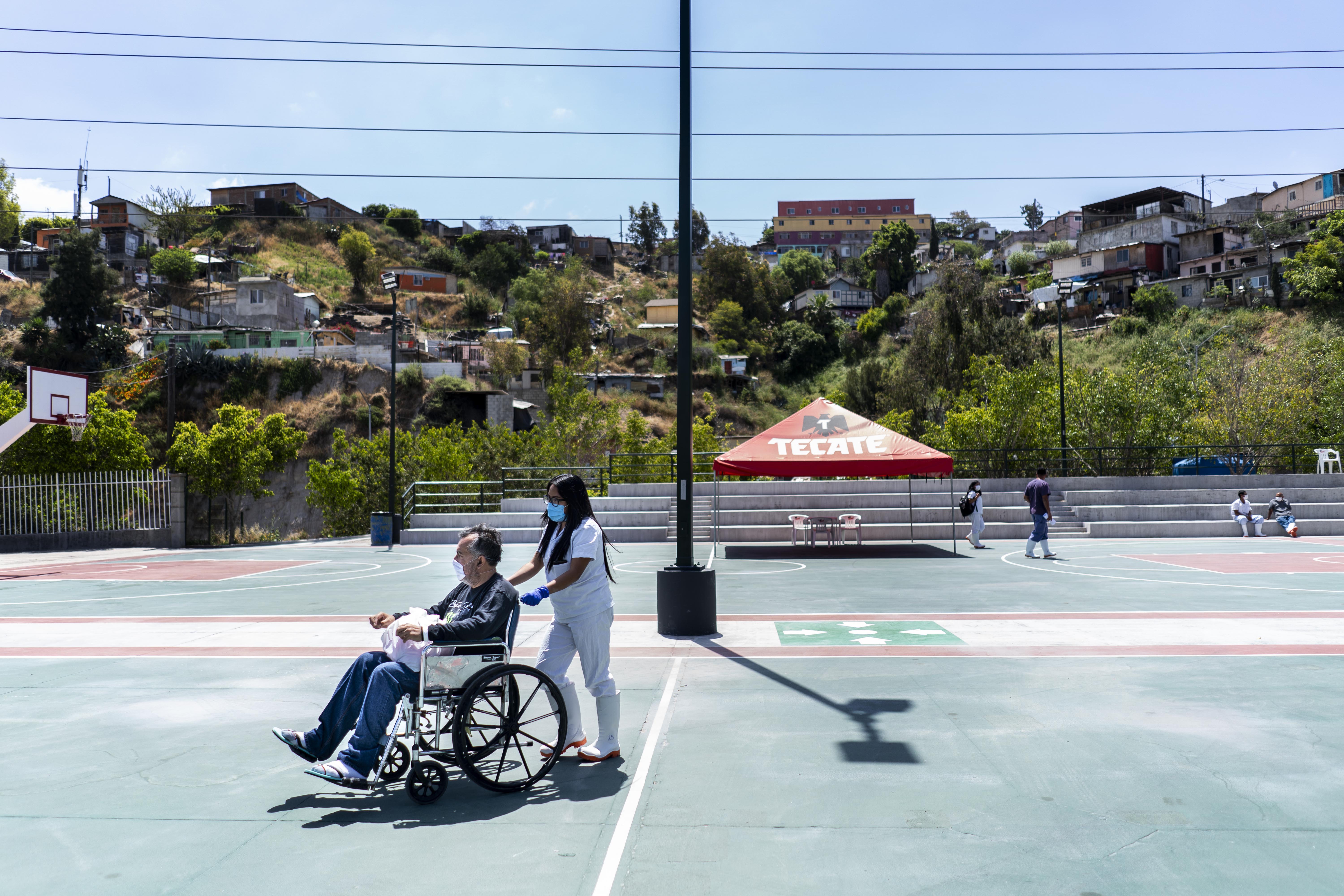 Aurelio Burciaga Canivea, 54 años, un paciente que superó coronavirus, es dado de alta de un hospital de campaña levantado en el estadio de basketball de Tijuana (Foto: Washington Post/Melina Mara)
