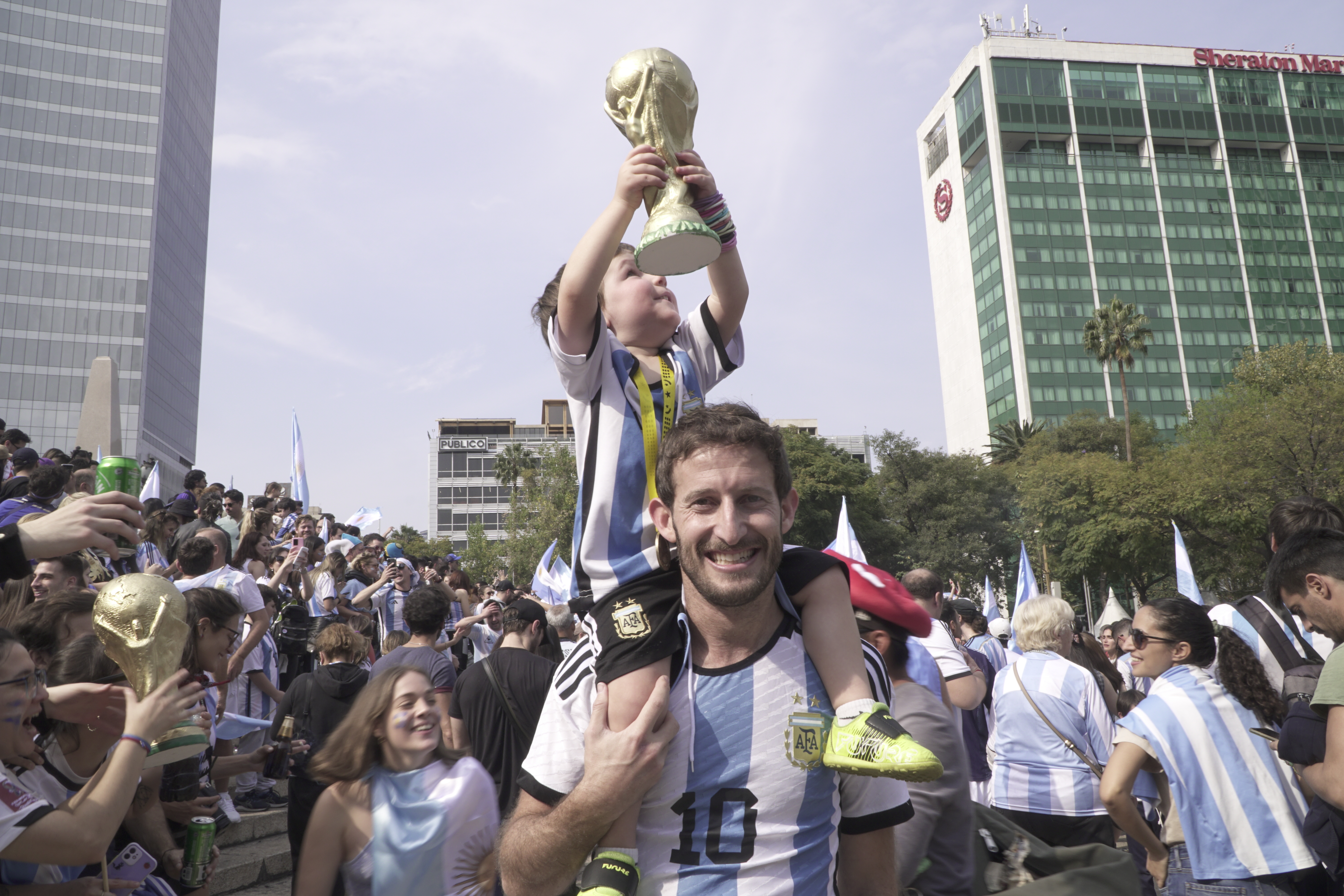“Como argentinos, sufriendo hasta el final”: el Ángel de la Independencia se volvió albiceleste con el campeonato de Qatar 2022