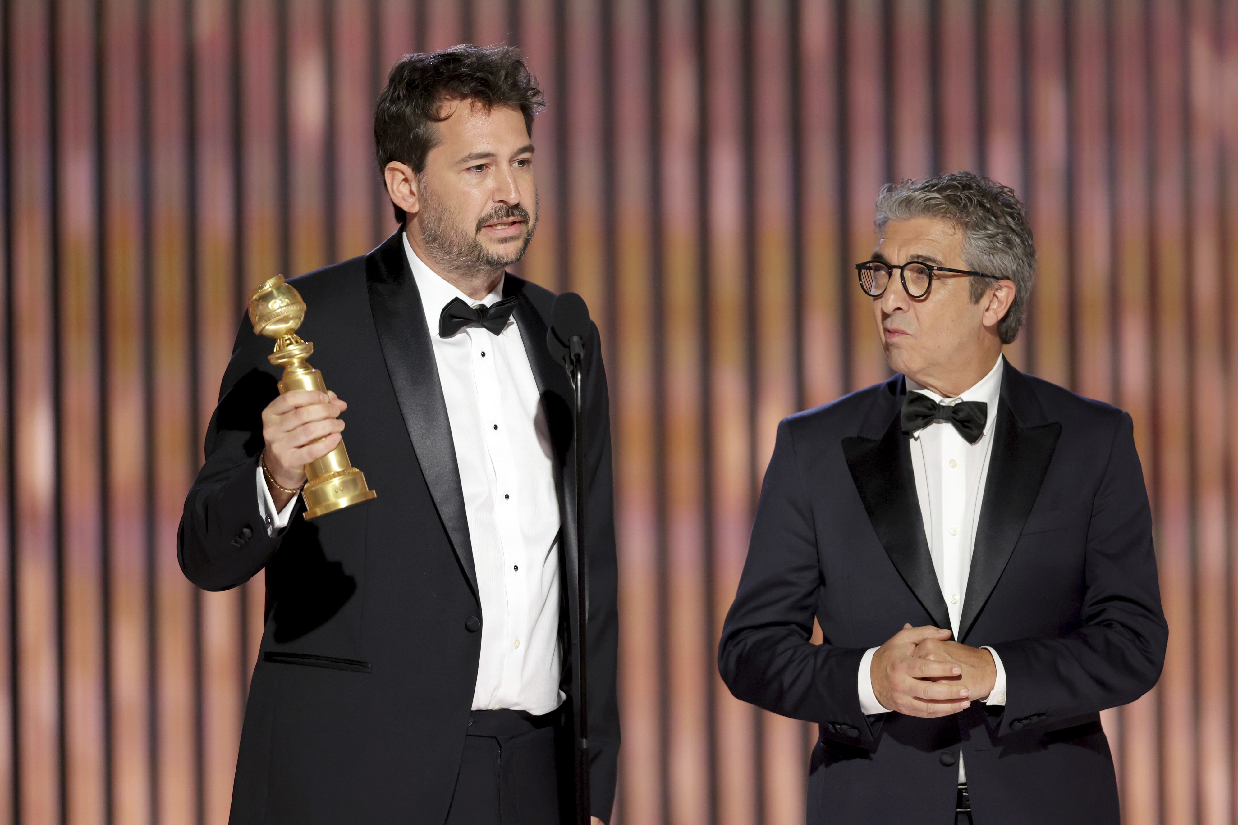 En esta imagen proporcionada por NBC Santiago Mitre, izquierda, y Ricardo Darín reciben el premio a mejor película en lengua extranjera por "Argentina, 1985" (Foto: Rich Polk/NBC vía AP)