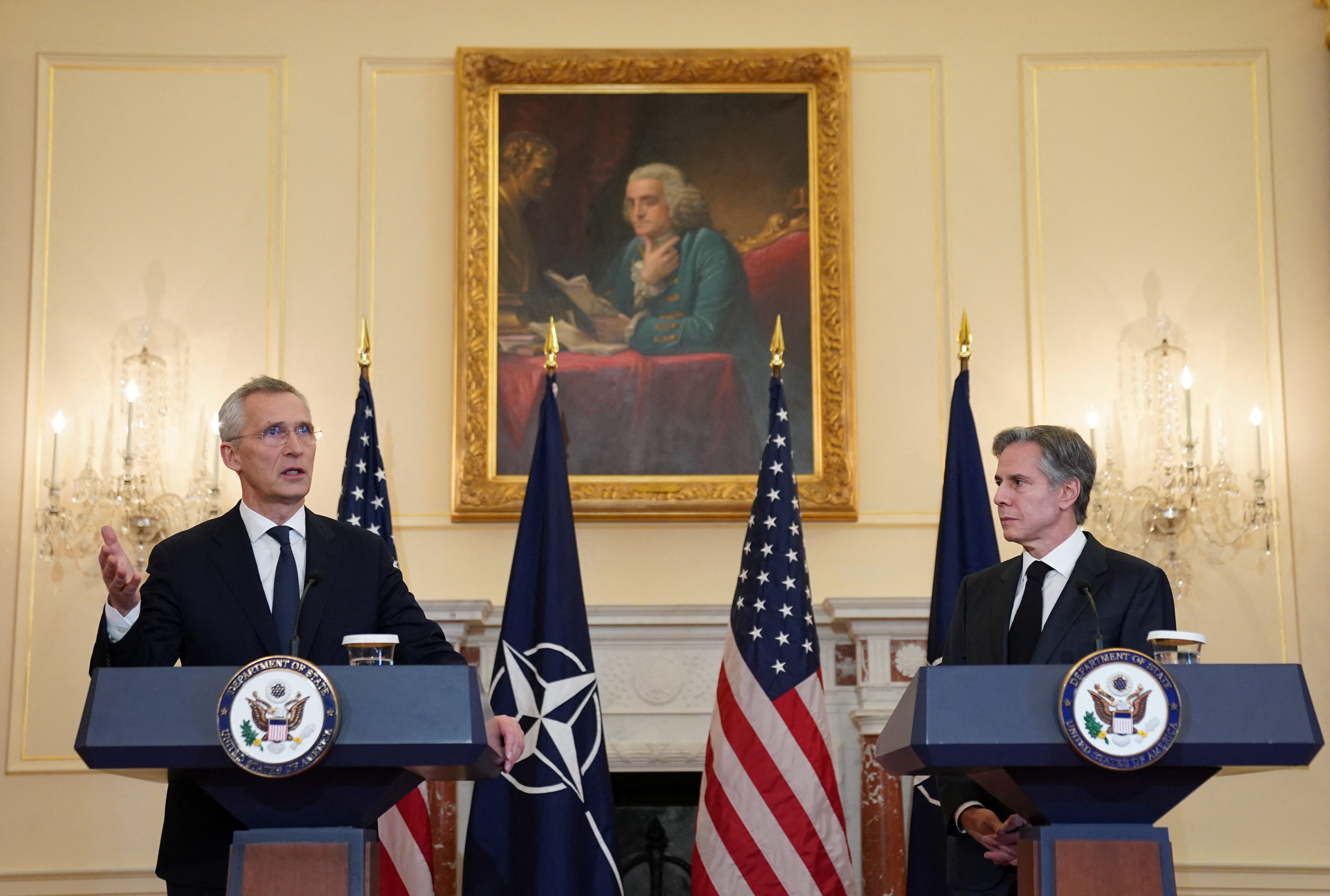 Blinken reconoció que Estados Unidos y la OTAN están “muy centrados” en la membresía sueca y finlandesa, países que “están listos para aportar sus puntos fuertes” a la Alianza Atlántica, según un comunicado difundido por la propia OTAN. (REUTERS)