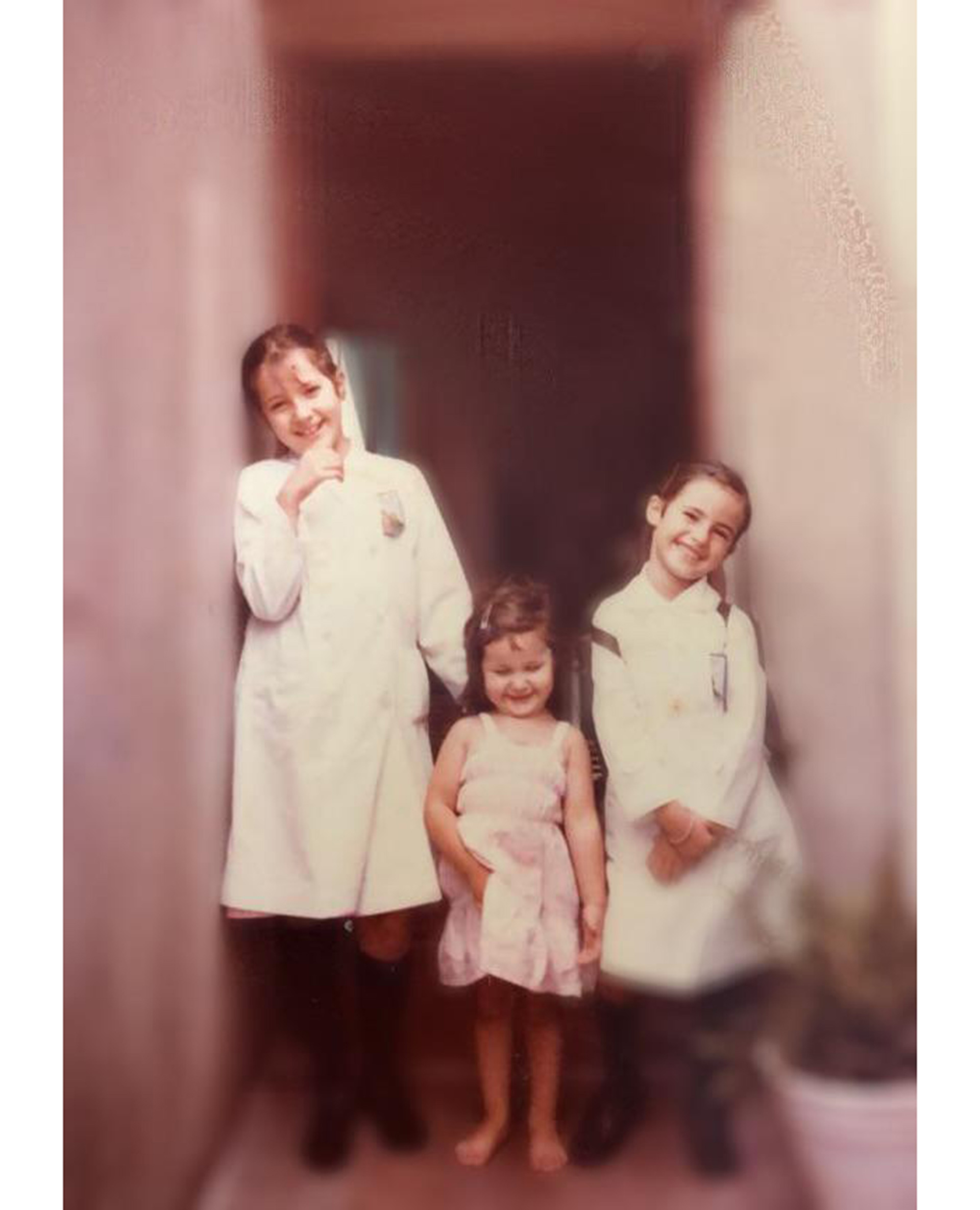Cristina Pérez y sus hermanas en tiempos de escuela, Lourdes y Lorena