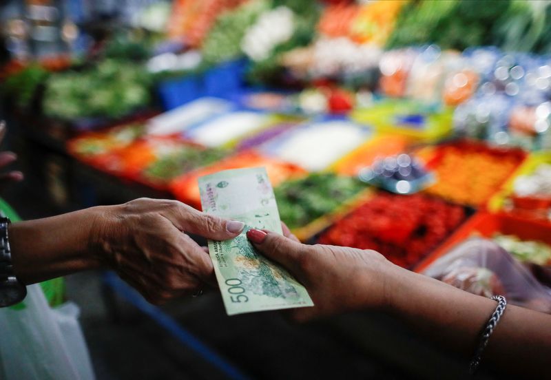 Los economistas aseguran que la inflación entró en velocidad crucero (REUTERS/Agustin Marcarian)