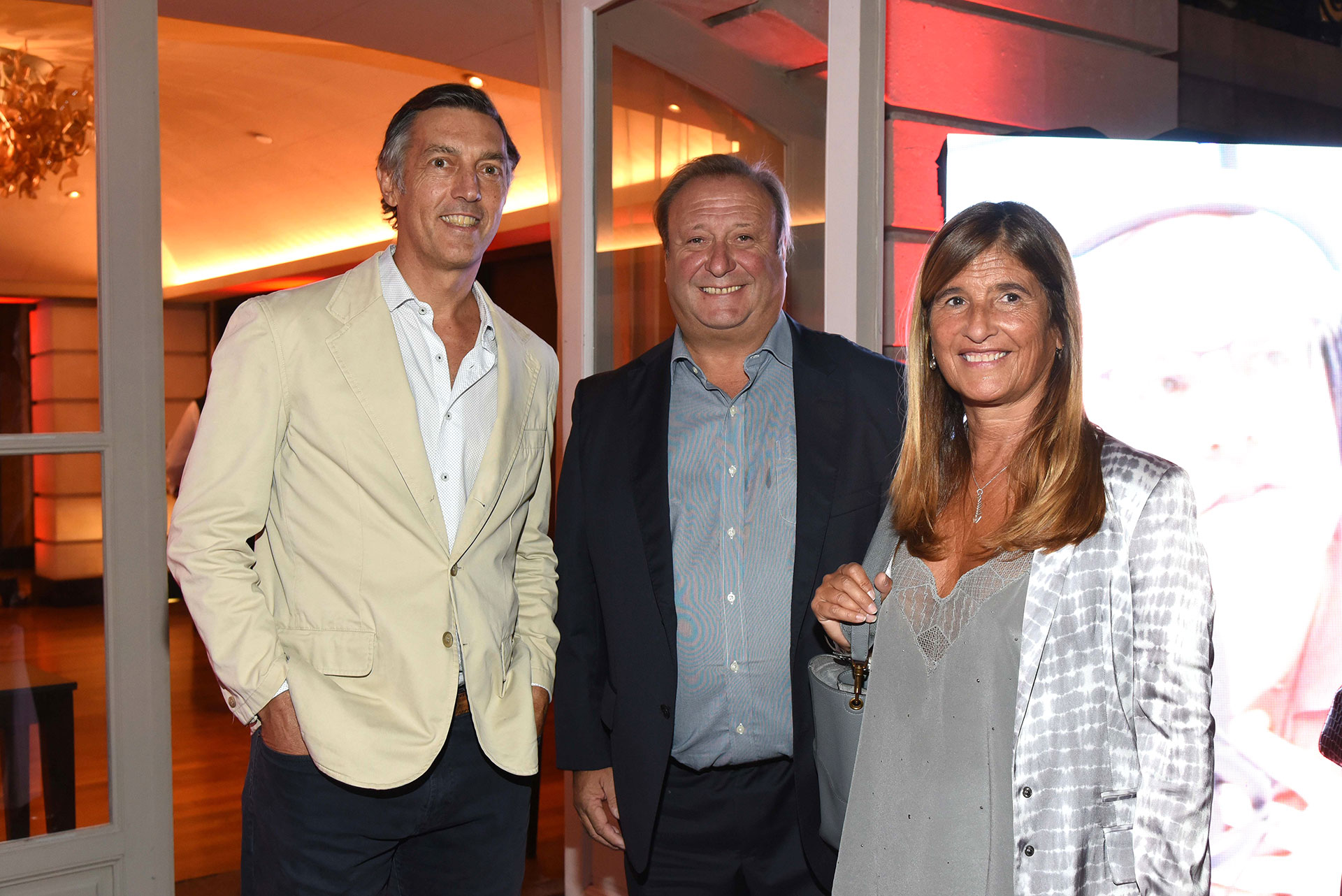 Facundo Gómez Minujín, presidente de JP Morgan en Argentina, junto a Mariel Fornoni y su marido, Eduardo Coduri