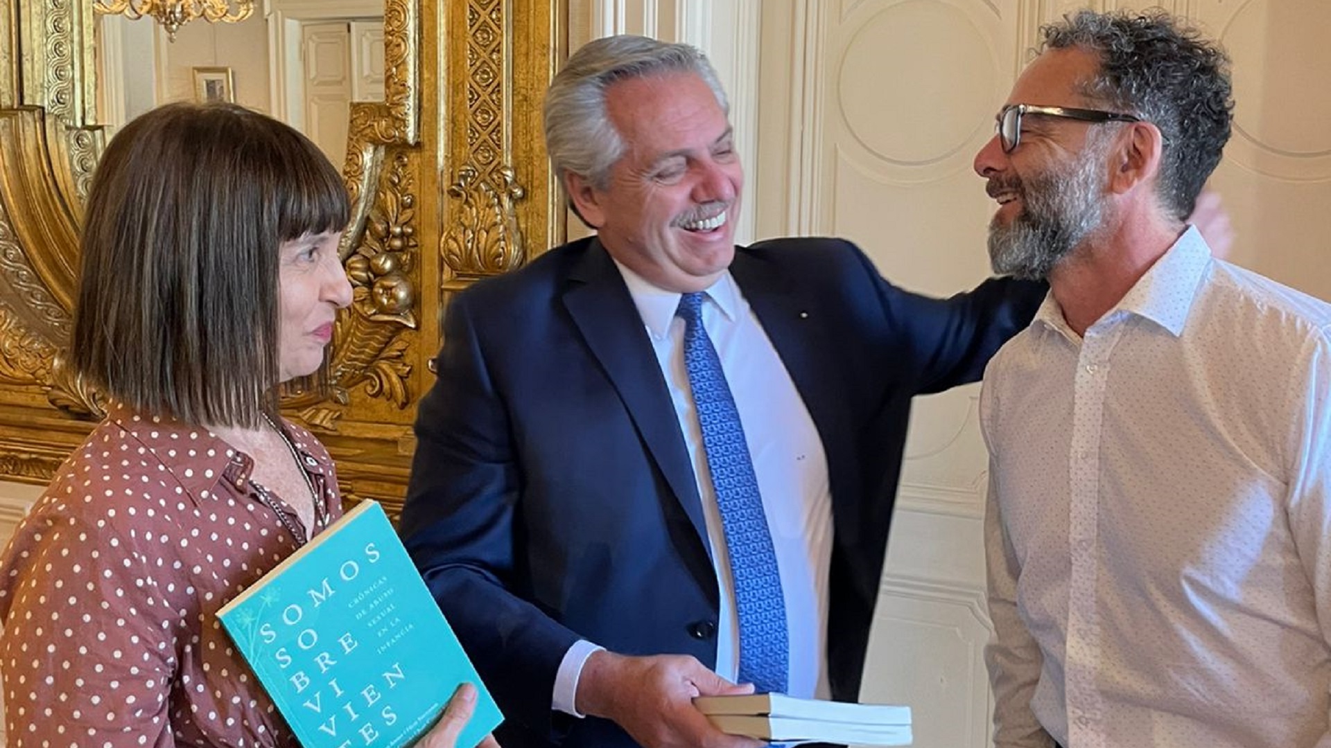 Claudia Aboaf, Alberto Fernández y Fabián Martínez Siccardi el día que los autores le hicieron llegar un libro al Presidente.