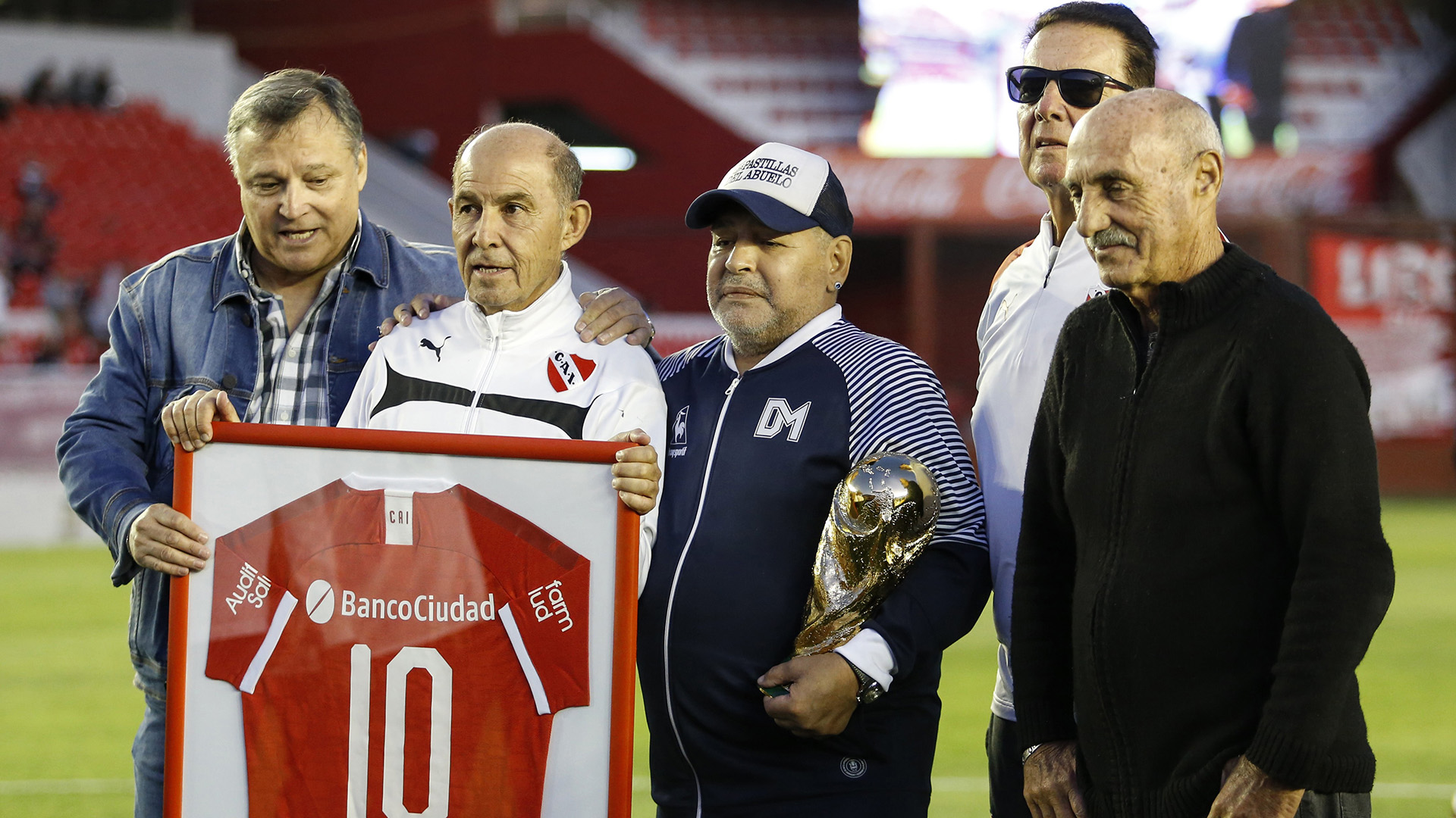 Bertoni, Bochini, Maradona, Santoro, Pavoni and the cup made by Eliana Pantano, the last time Diego set foot on the Independiente court (FotoBaires)