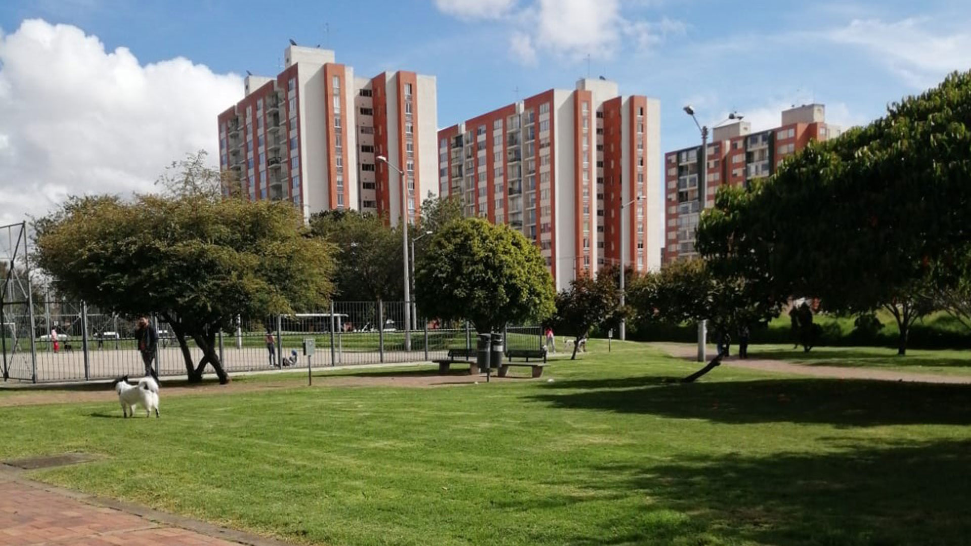 Edificios que poseen departamentos de 2, 3 y 4 ambientes en Bogotá, la capital de Colombia. La mayoría están cerca de áreas verdes, sectores de juegos e instalaciones deportivas (Foto Gentileza: Héctor Zapata)