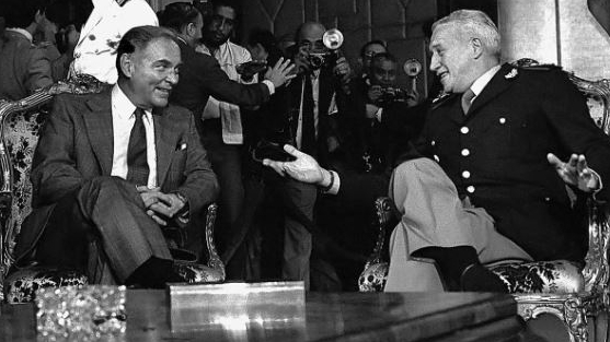 Instantes previos al mano a mano de Galtieri con Haig