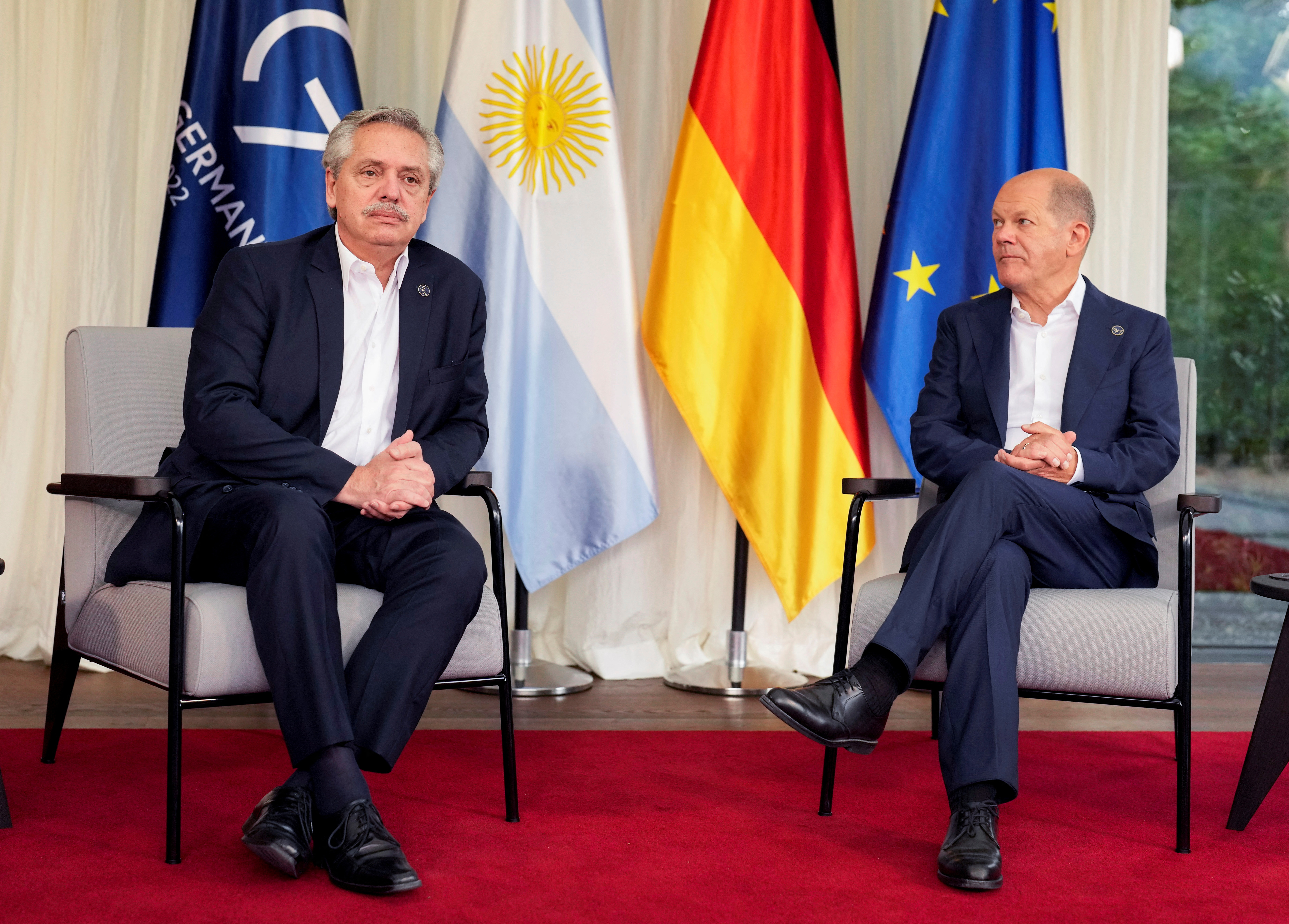 Alberto Fernández y Olaf Scholz en una bilateral en junio durante la cumbre del G7 (Archivo)