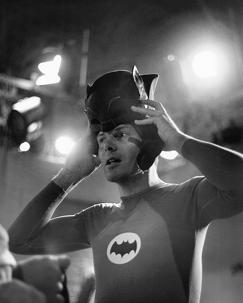 Dormía con varias mujeres por noche y fue echado de una orgía: la salvaje  vida secreta de Adam West, el primer Batman - Infobae