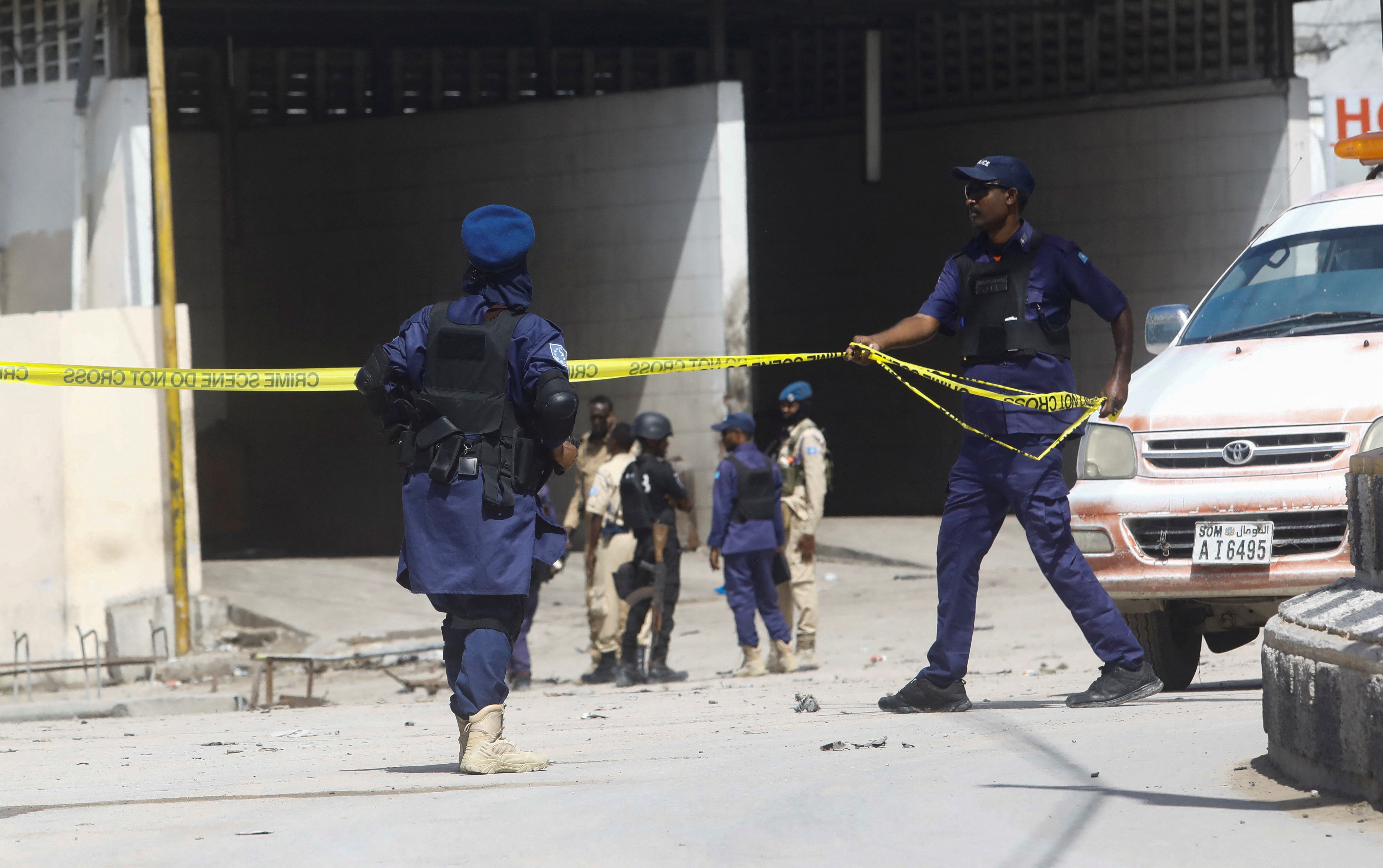 Oficiales de seguridad somalíes acordonan una sección del Hotel Hayat. REUTERS/Feisal Omar
