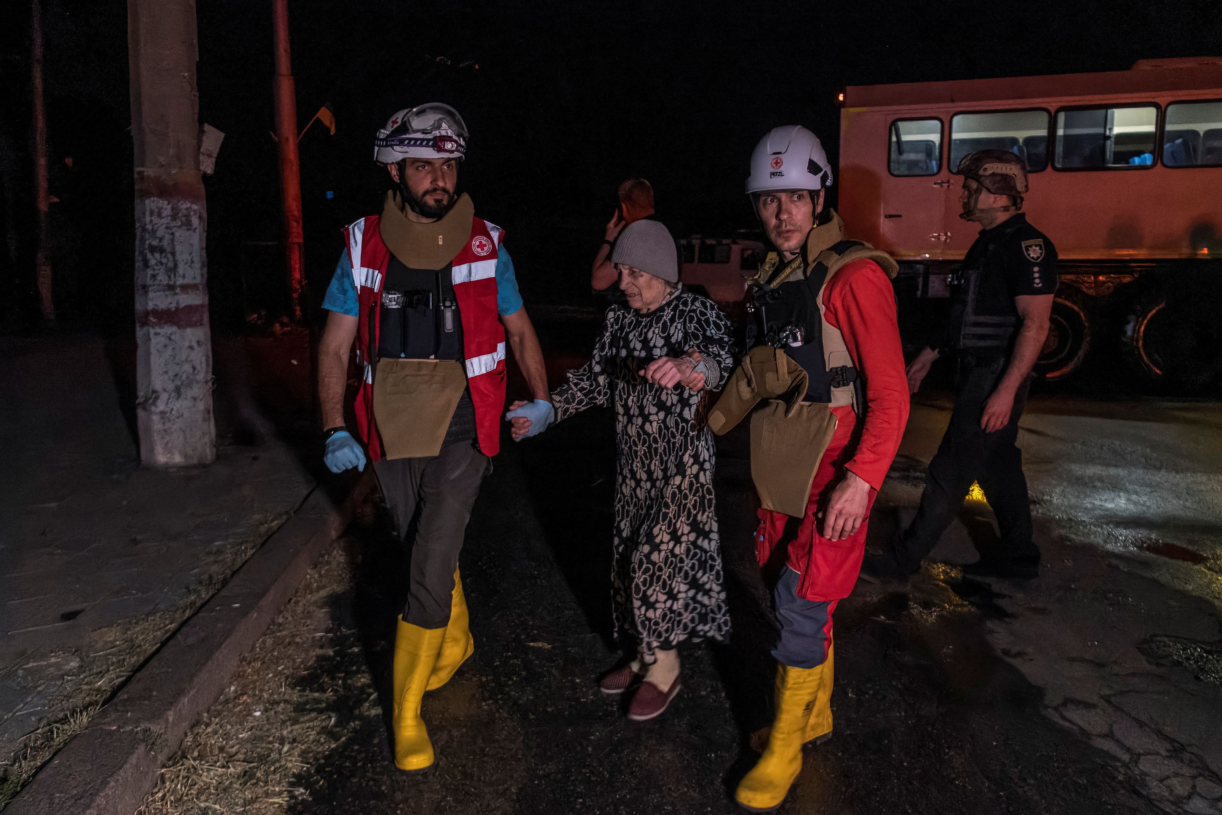 La Cruz Roja junto a autoridades locales fueron los encargados de ayudar a evacuar a los residentes ucranianos.