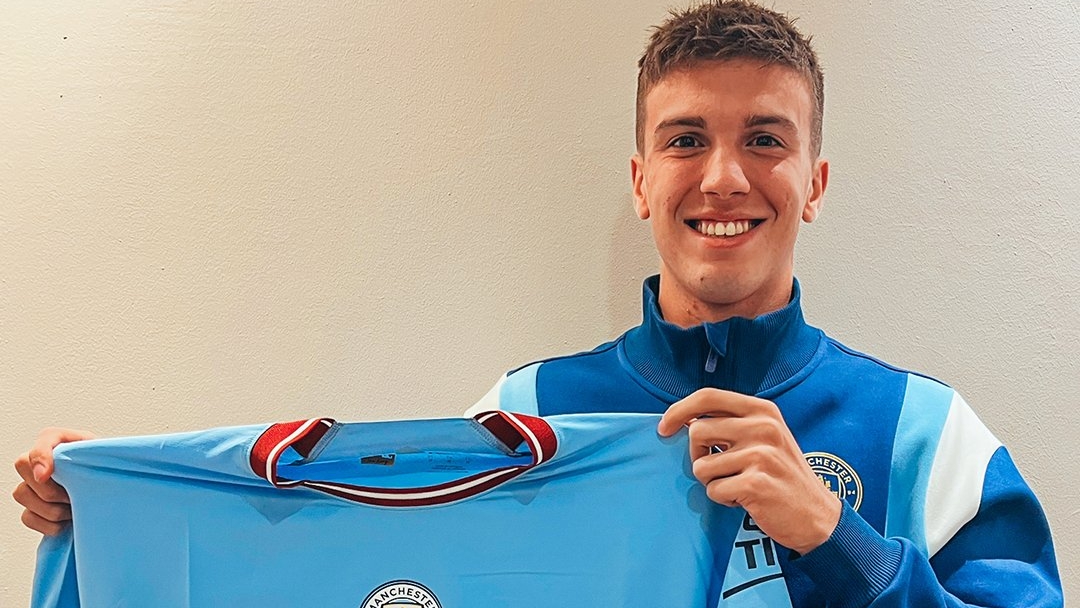 Máximo Perrone poses with his new Manchester City shirt (@ManCityES)