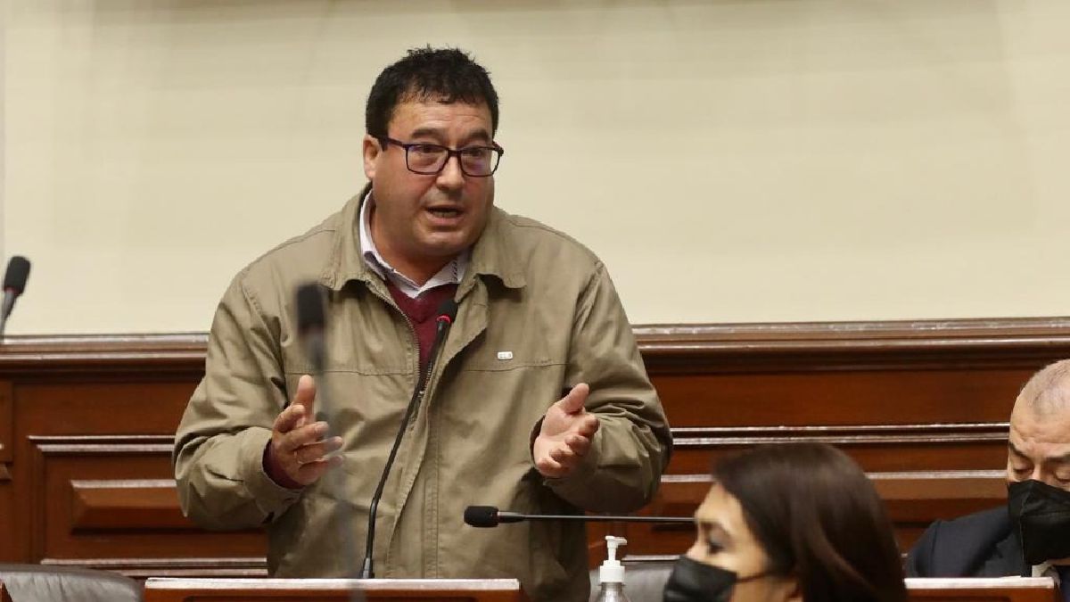 Congresista Edwin Martínez culpa a la prensa alternativa del ataque físico en su contra