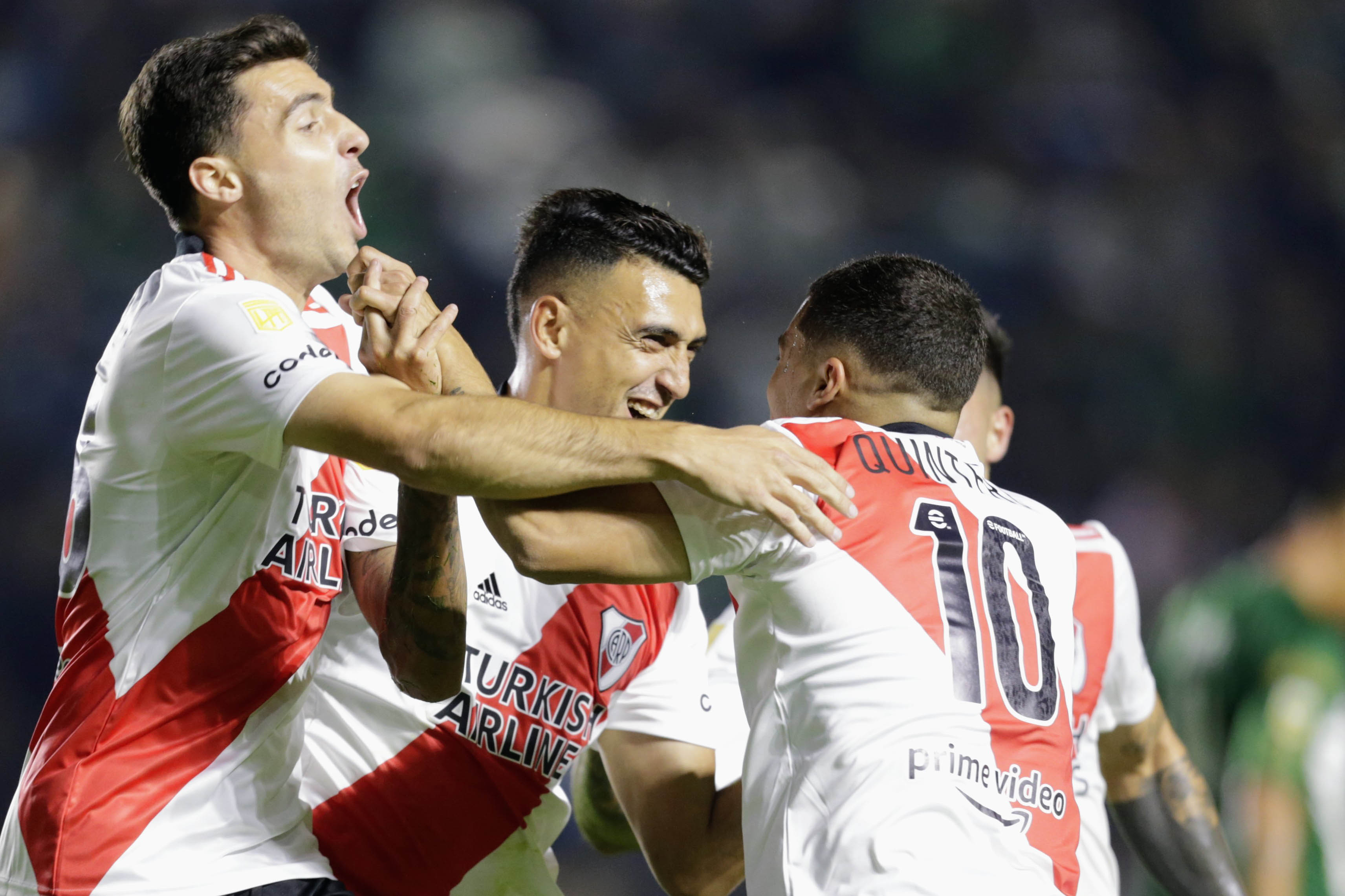 El festejo de Quintero y Suárez tras el gran gol que edificaron (Fotobaires)