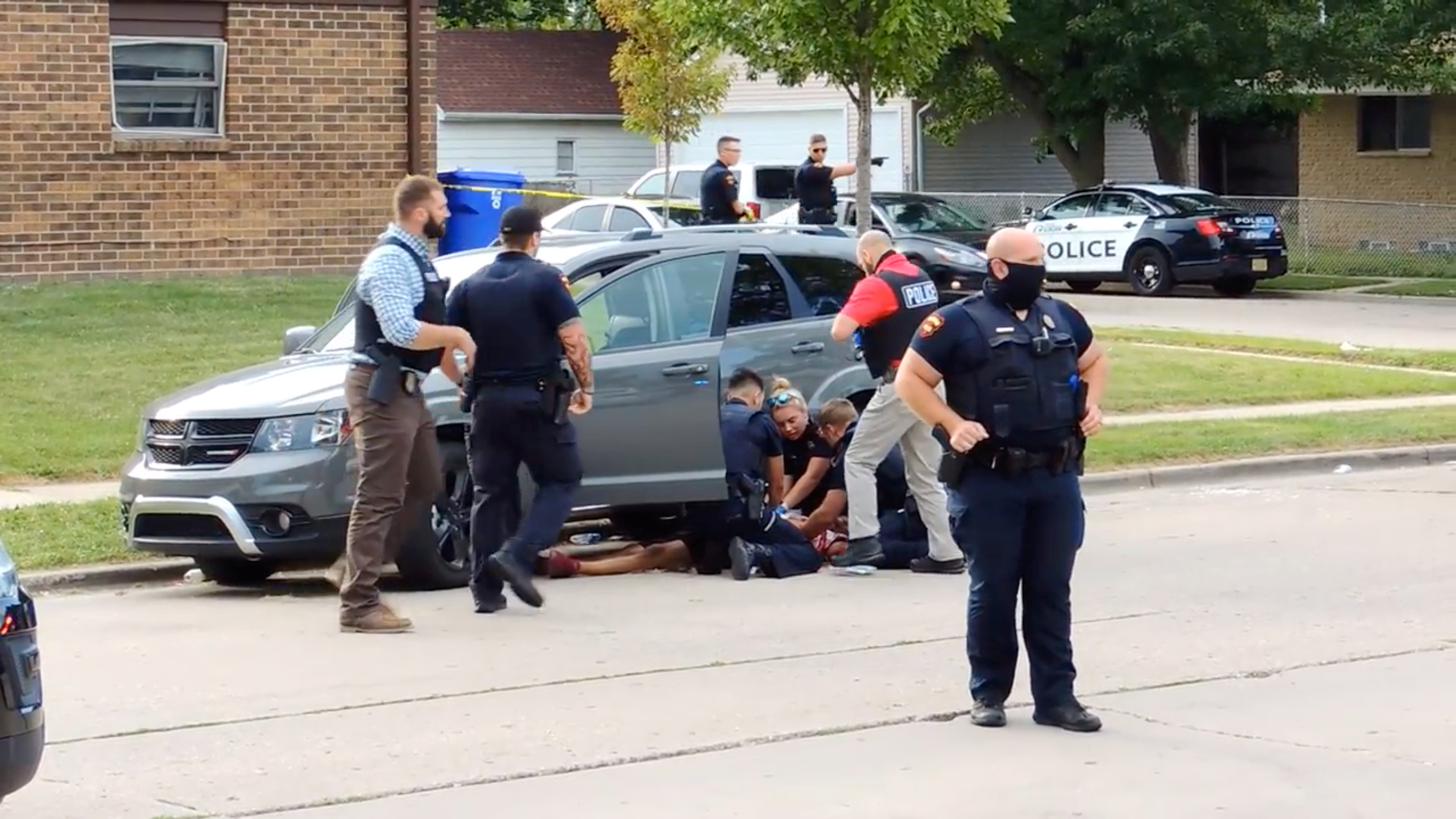 Jacob Blake yace en el suelo luego de recibir siete disparos por parte de un oficial de policía. Foto: Incident Response/via REUTERS 