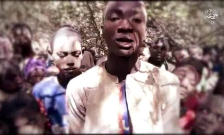 Imagen de un video enviado por Boko Haram en el que hablan algunos de los más de 300 niños secuestrados en el noroeste de Nigeria