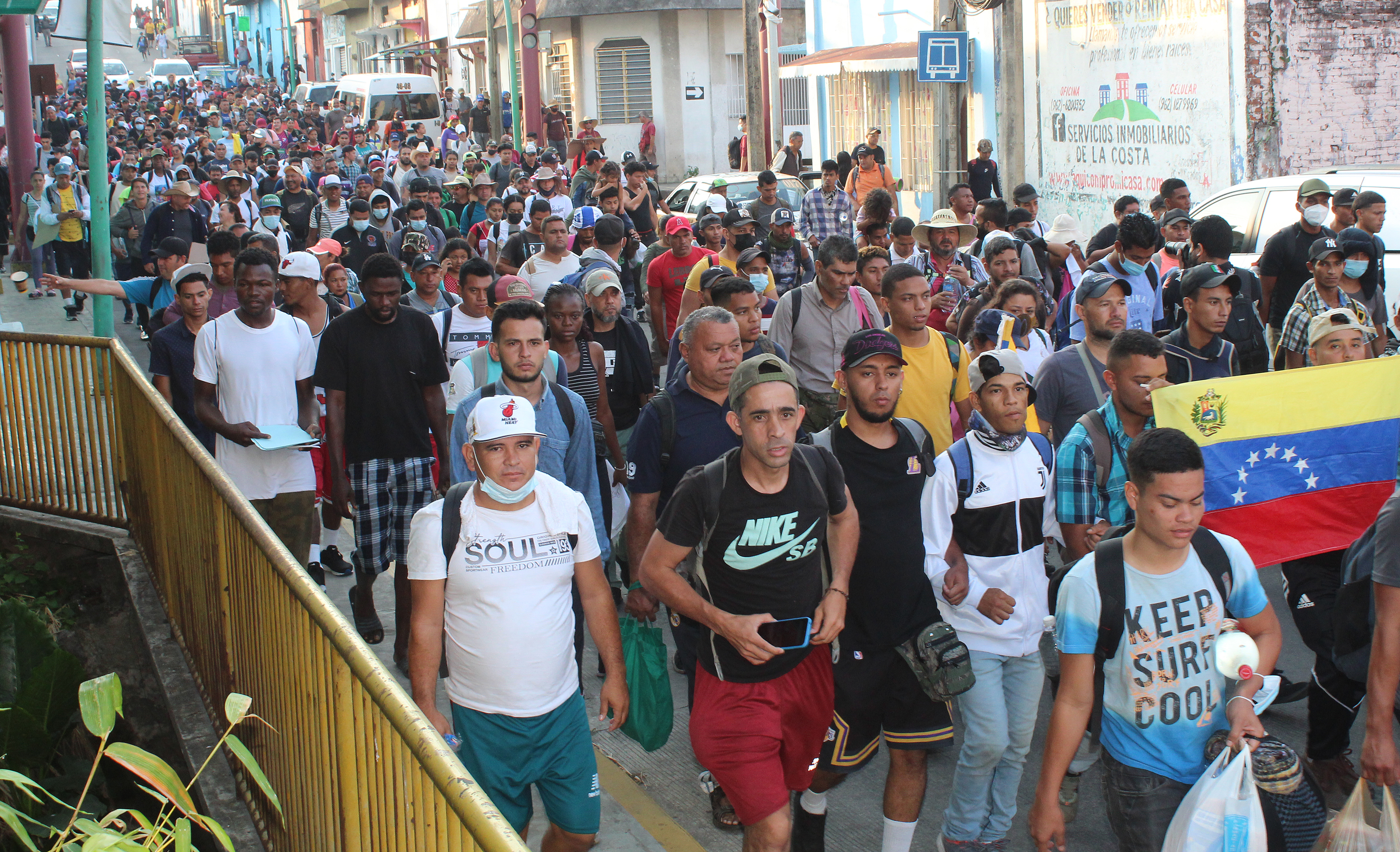 Migrantes salen en caravana en la ciudad de Tapachula (Foto: EFE/Juan Manuel Blanco)
