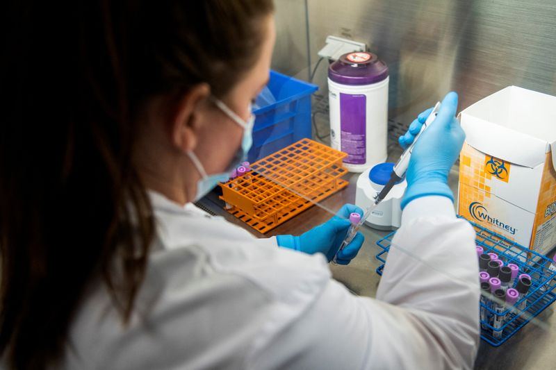 Una tecnóloga de microbiología analiza muestras de pacientes para detectar la enfermedad del coronavirus (COVID-19) en el Centro Médico Wexner en Columbus, Ohio, Estados Unidos. 6 de diciembre de 2021.  (REUTERS/Gaelen Morse)
