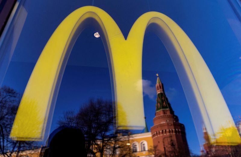 FOTO DE ARCHIVO: Un logotipo del restaurante McDonald's en una vitrina, con un reflejo de la torre del Kremlin, en el centro de Moscú, Rusia, 9 de marzo de 2022. REUTERS/Maxim Shemetov