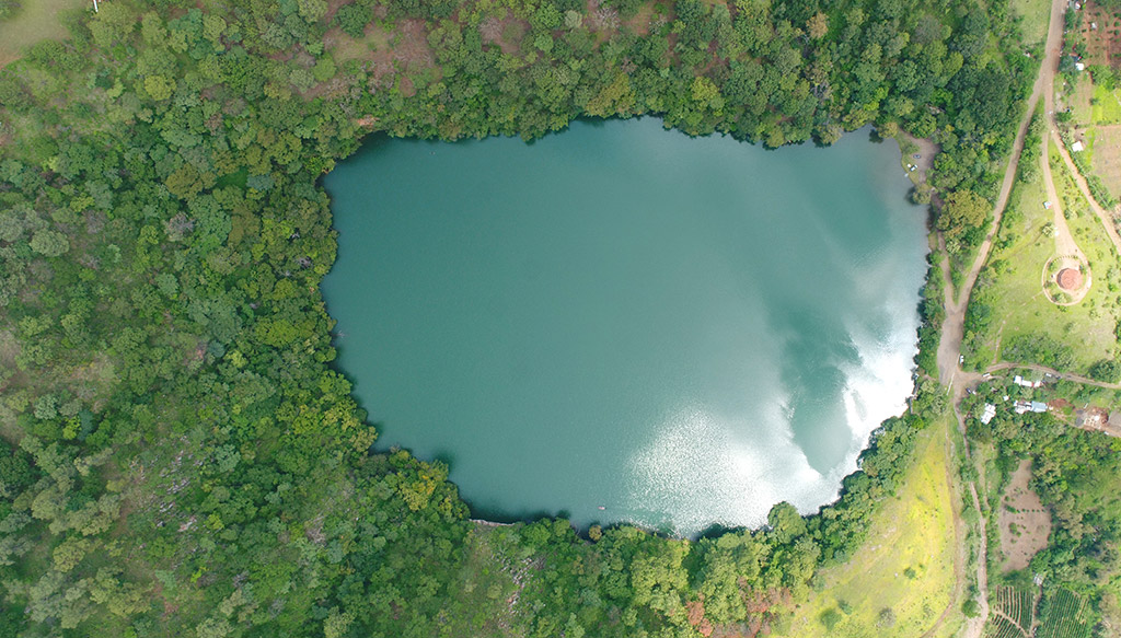 La Alberca, pequeño lago que se formó en un cráter de volcán apagado. (Foto: Sectur)