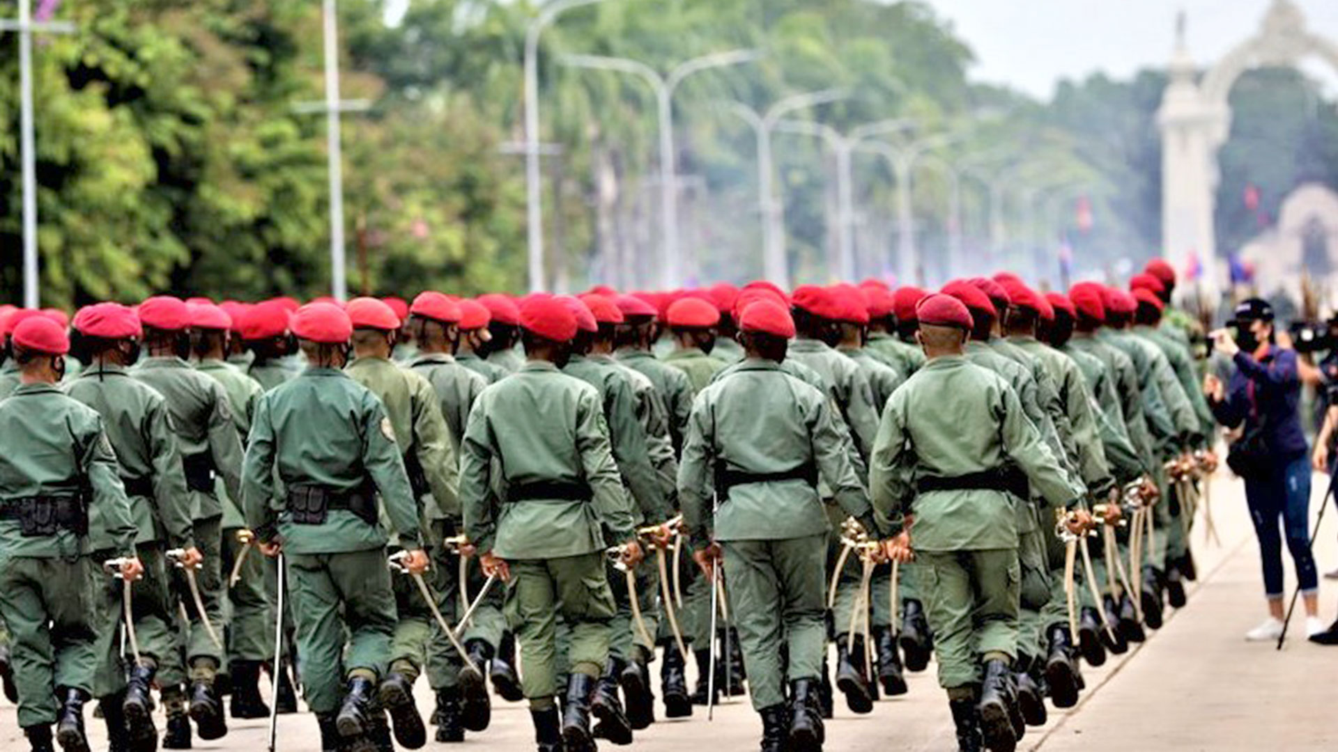 Militares frente al Campo de Carabobo preprándose para el desfile del 24 de junio