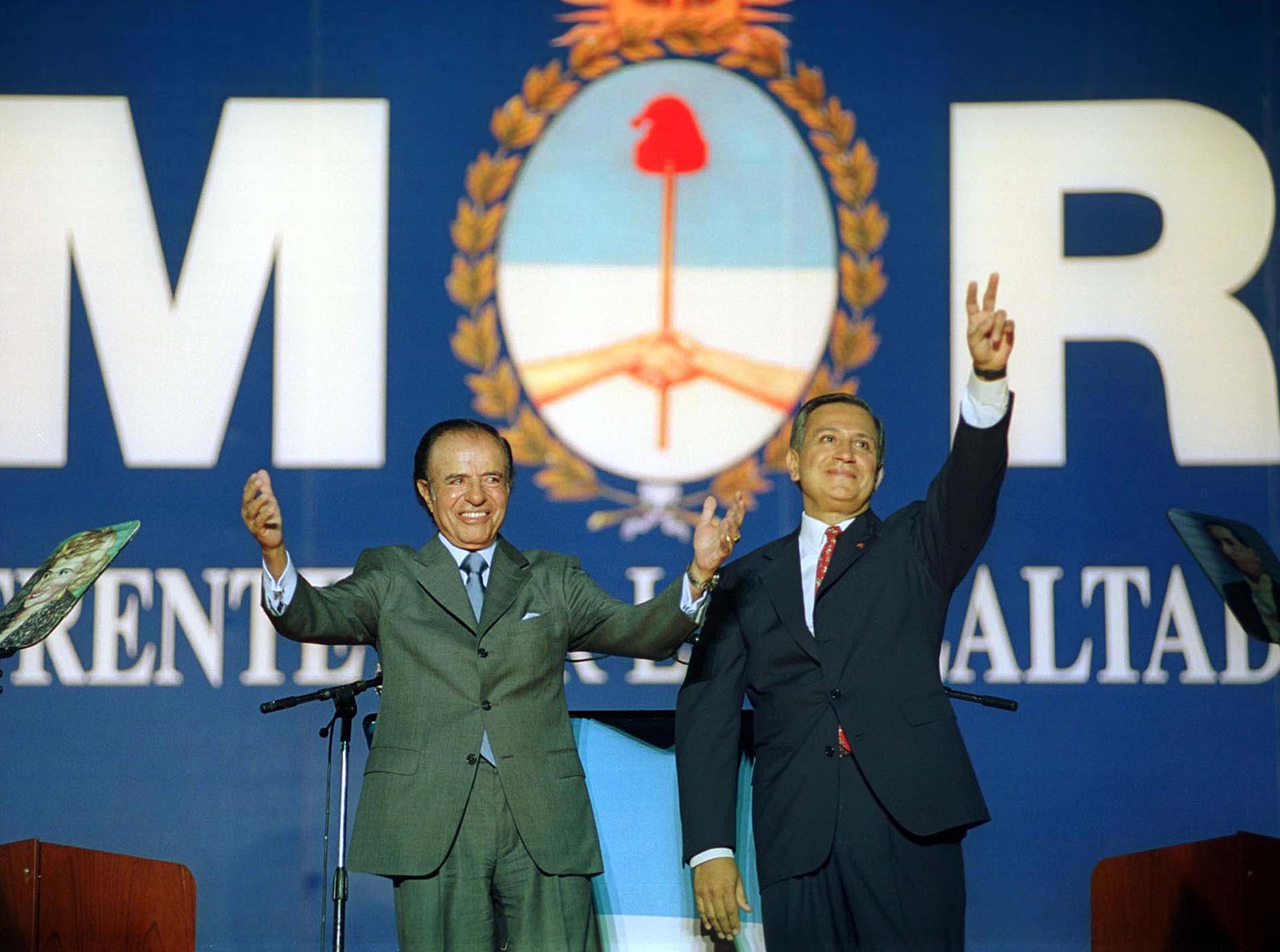 Elecciones 2003: La fórmula del Frente por la Lealtad. Carlos Menem y Juan Carlos Romero saludan durante el acto de cierre de campaña realizado en el estadio de River Plate