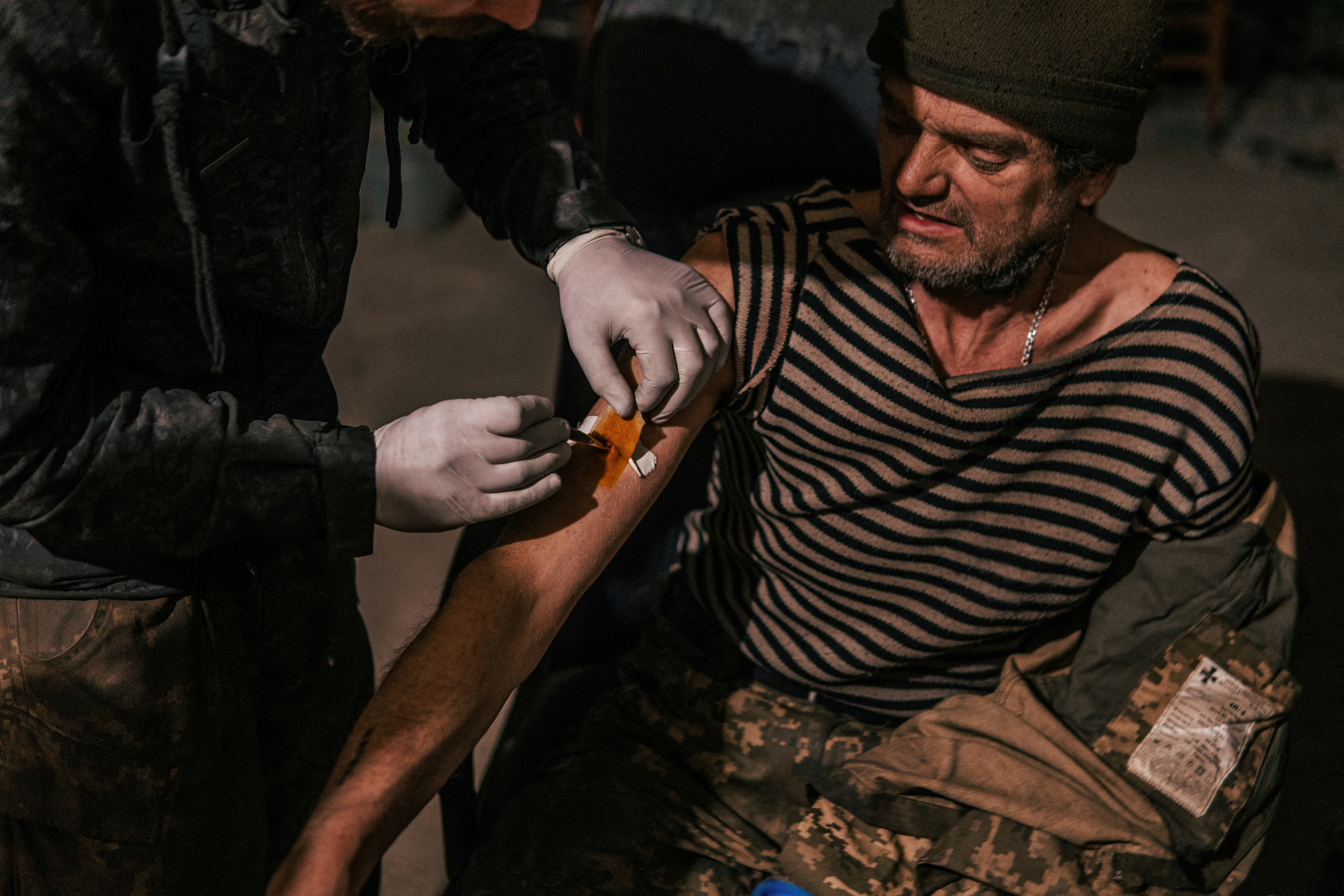 Auto mimembro del Regimiento Azov recybe asistencia medica in a btrazo herido por la metralla rusa