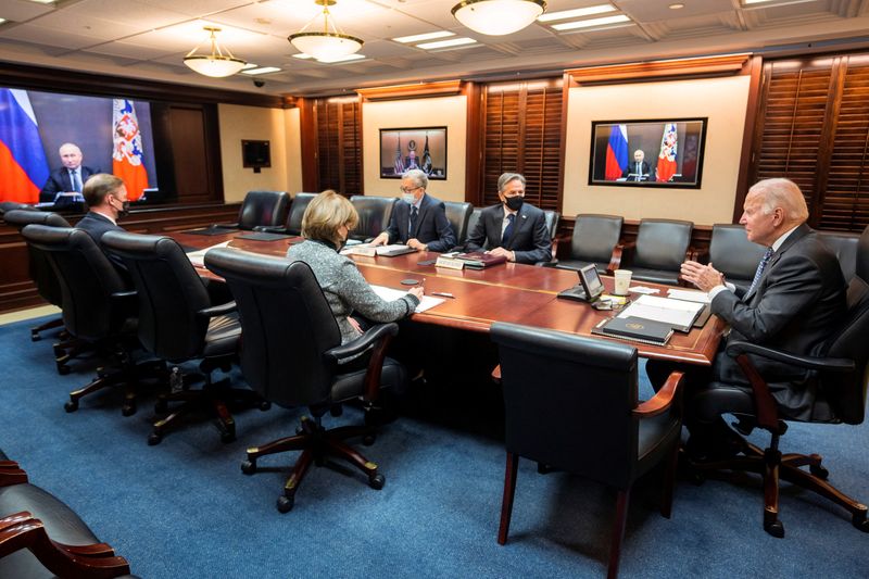 Joe Biden y Vladimir Putin manteniendo una reunión virtual, semanas atrás (Foto: REUTERS)
