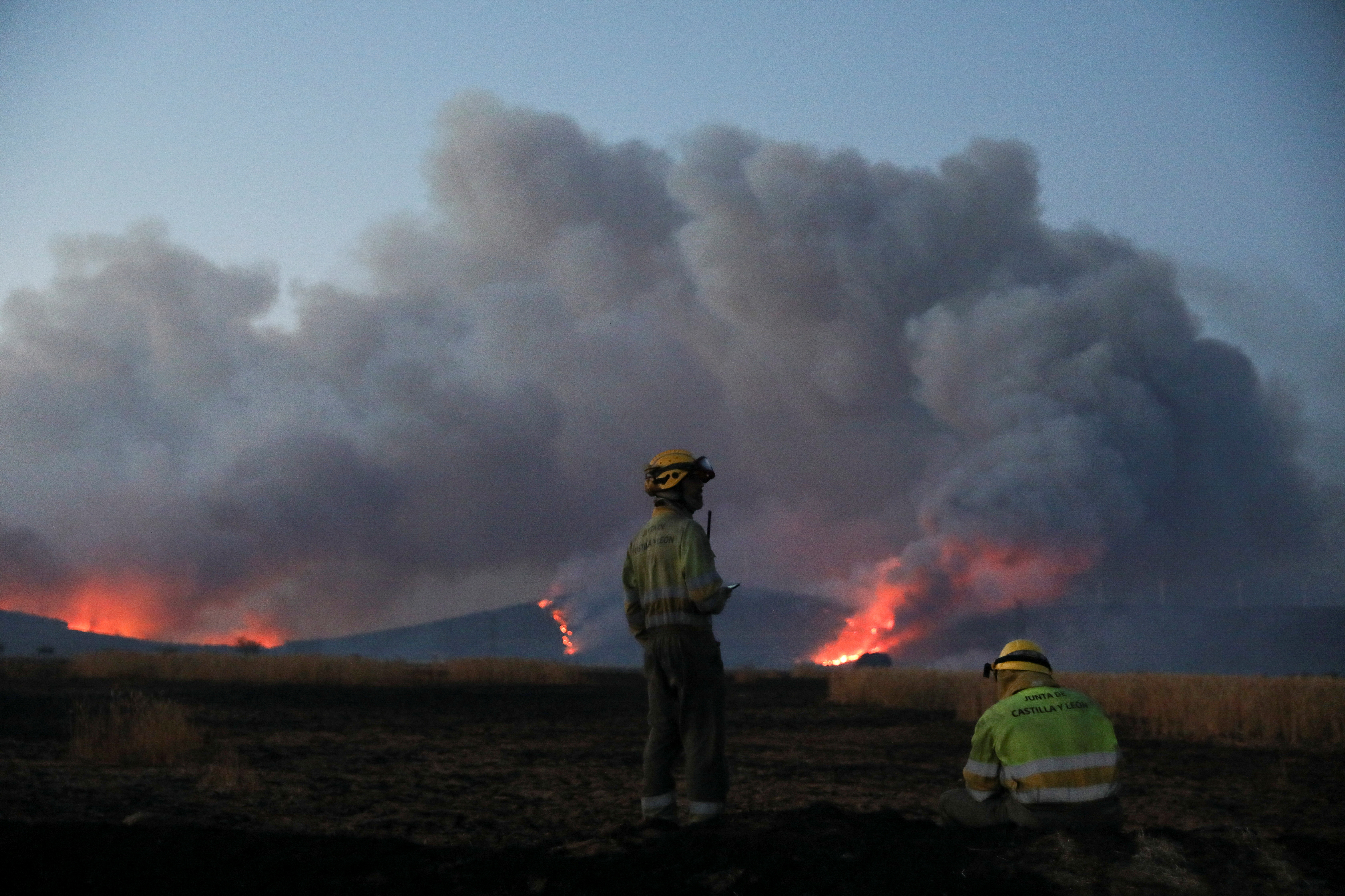 Los bomberos continuaban luchando contra los incendios en España (REUTERS/Isabel Infantes)