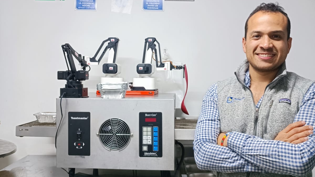 Ingeniero de sistemas colombiano que creó una cocina automática para preparar órdenes más eficientemente. Foto: suministrada.