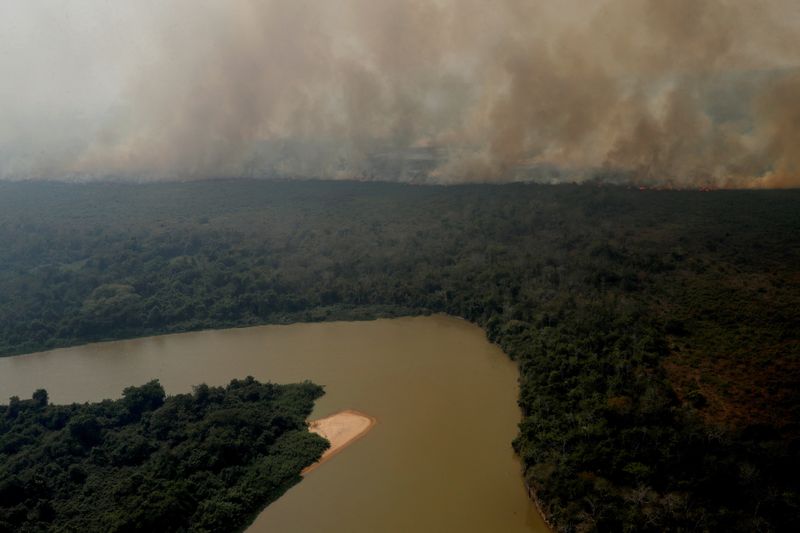 Una vista aérea muestra el humo de un incendio que se eleva sobre la vegetación alrededor del río Cuiaba en el Pantanal