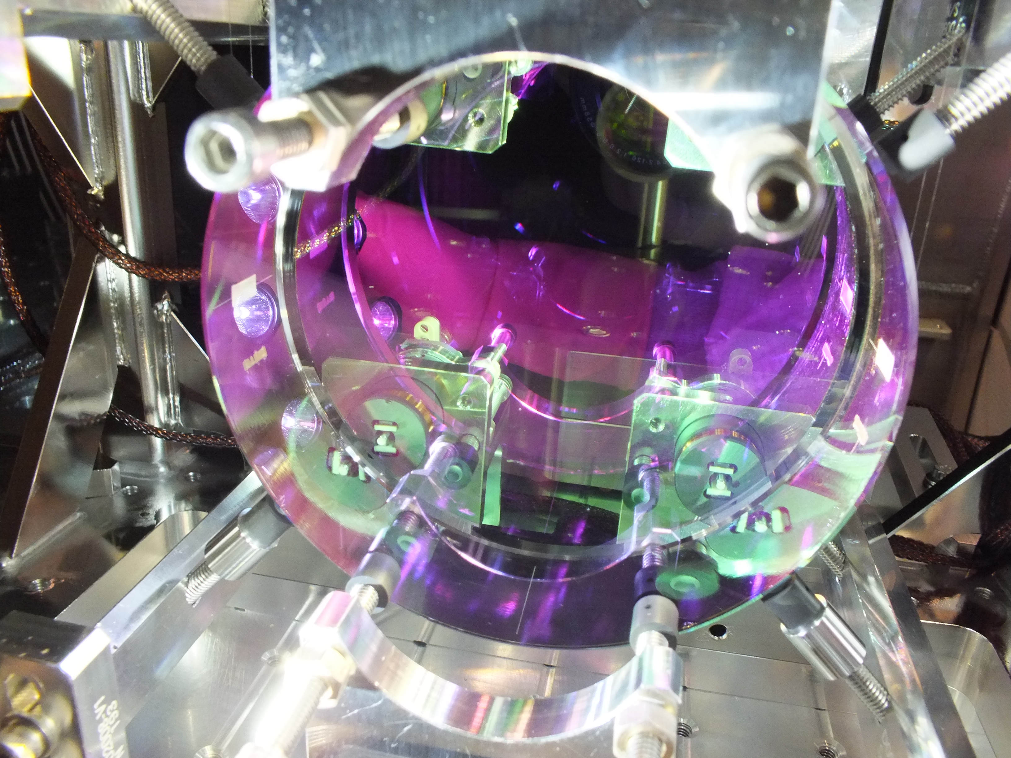 Parte del instrumental de óptica del Observatorio de Ondas Gravitacionales del Interferómetro Láser. Los científicos fueron desarrollando diferentes instrumentos para ganar una sensibilidad que les permitera detectar las ondas gravitacionales. Estas ondas se pueden generar por choque de galaxias, explosión de supernovas, formación de agujeros negros o de estrellas de neutrones / Colaboración LIGO 
