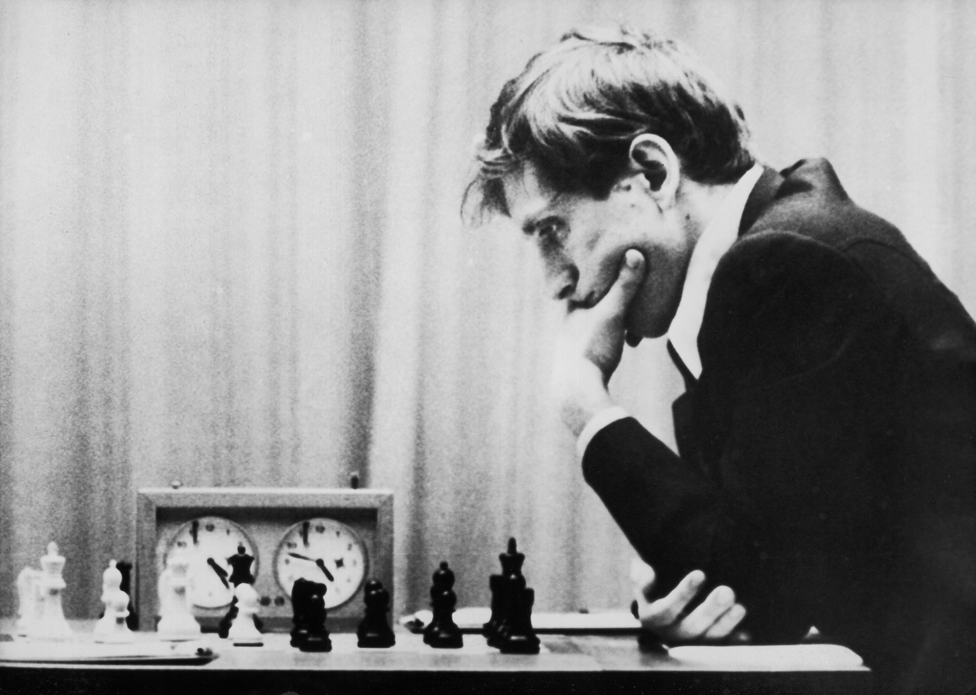 El difunto genio del ajedrez estadounidense, Bobby Fischer, durante su concurso con Boris Spassky en Islandia, agosto de 1972. (CAMERA PRESS / Chester Fox)