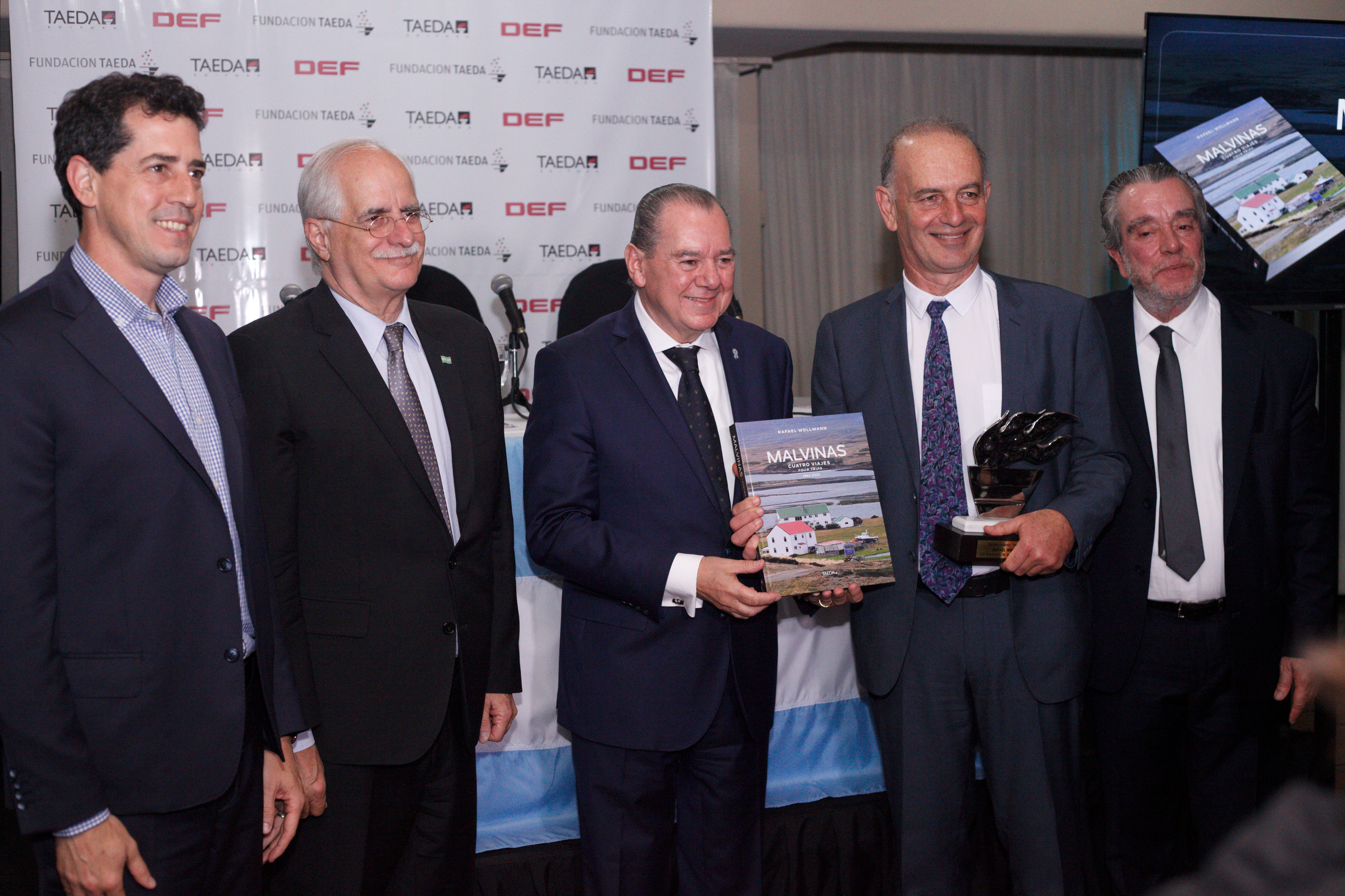 El ministro del Interior Wado de Pedro; el de Defensa, Jorge Taiana; el presidente de la Editorial TAEDA, Mario Montoto; el fotógrafo Rafael Wollmann y el director de DEF, Gustavo Górriz (Roberto Almeida)
