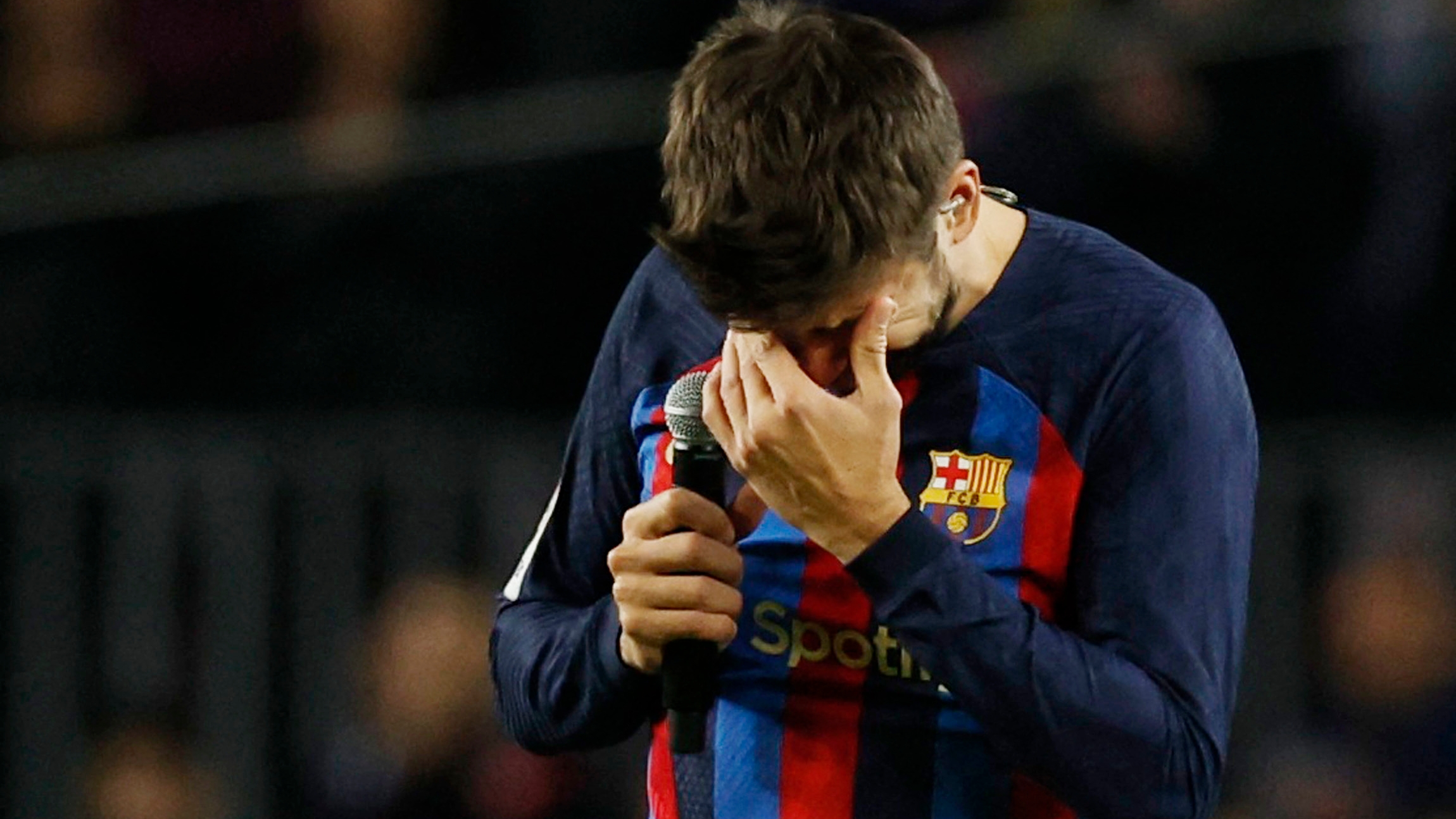 La emoción de Piqué tras su último partido oficial (REUTERS/Albert Gea)