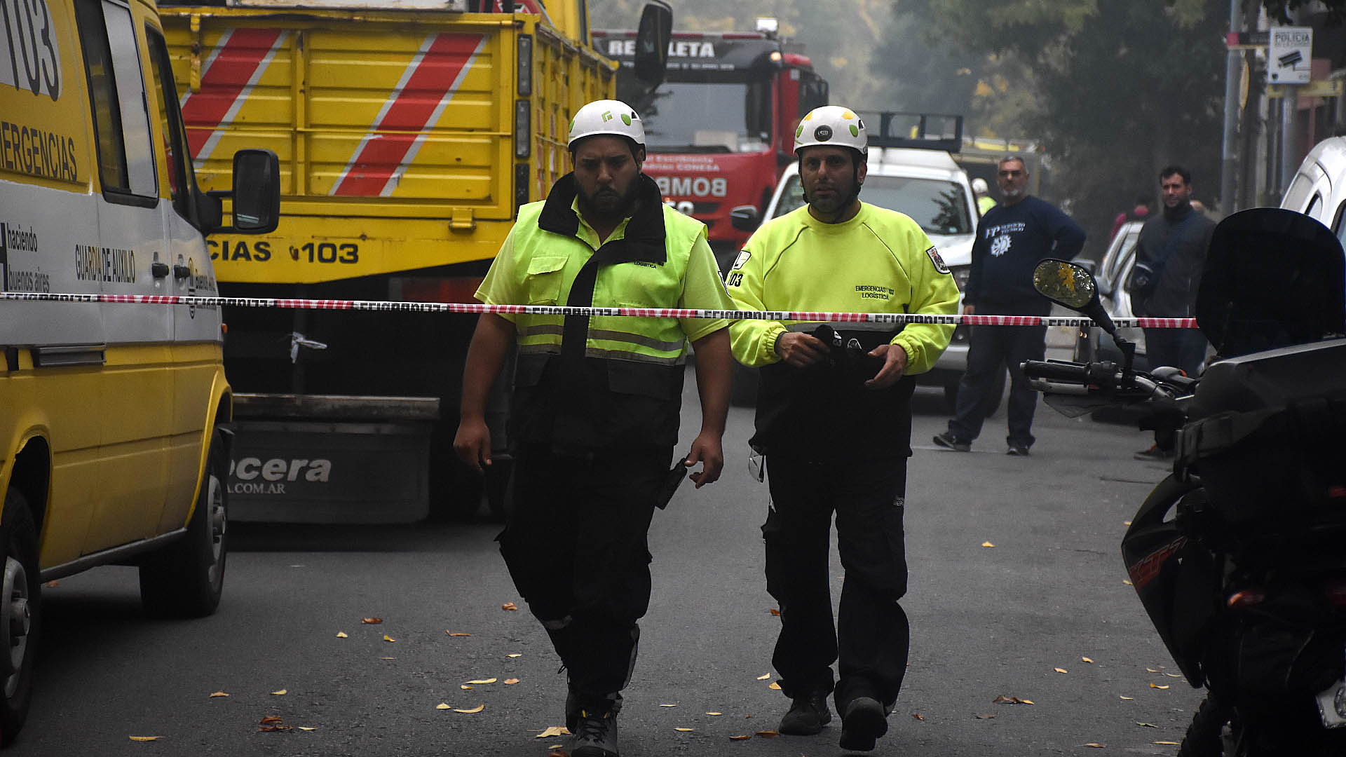 Los bomberos combatieron las llamas desde cuatro frentes, por calles Jovellanos y Quinquela Martín  (Nicolas Stulberg)