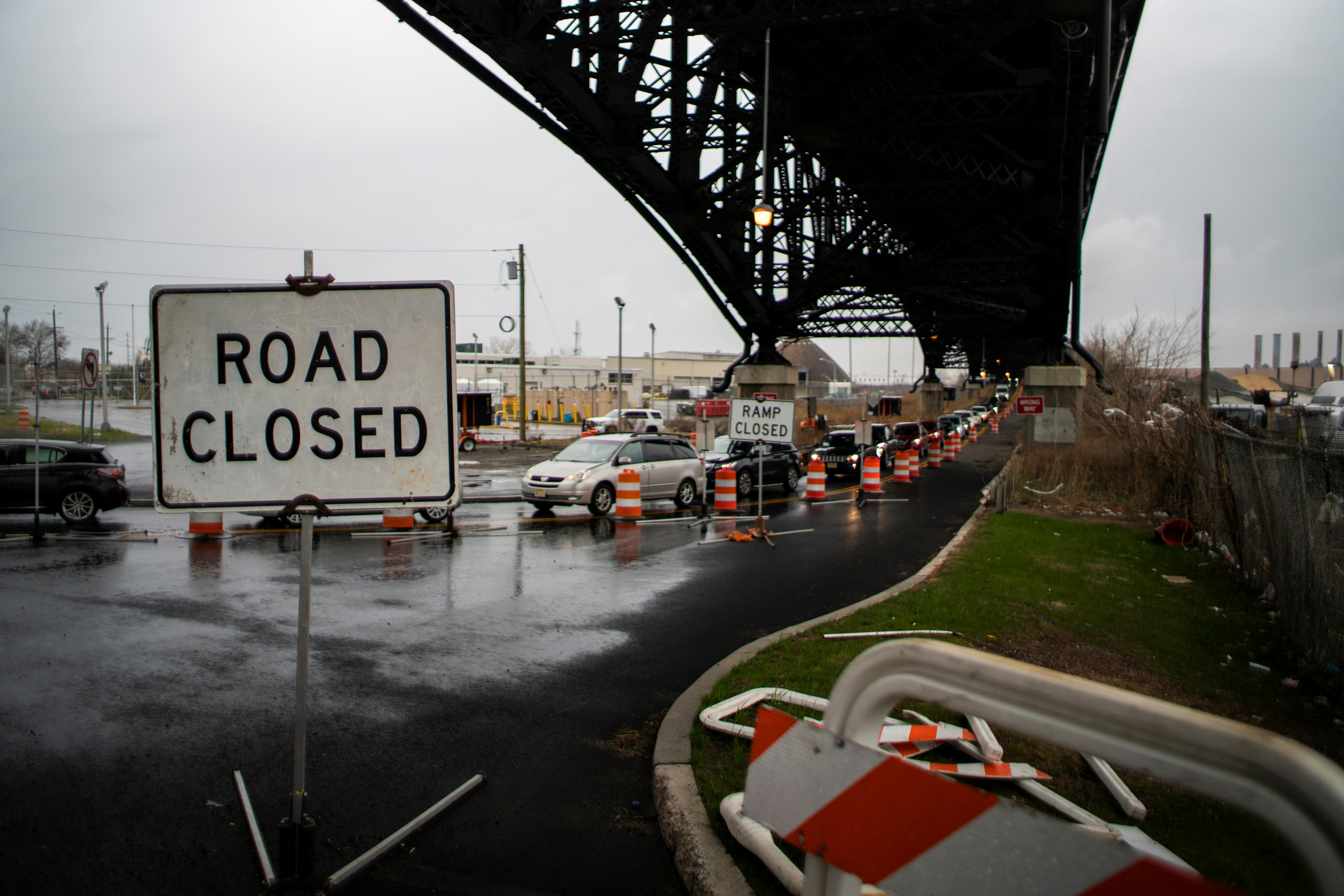 Trabajos en una bajada de la autopista en Jersey City. El plan de Biden planea reconstruir 32.000 kilómetros de vías de circulación y 10.000 puentes. REUTERS/Eduardo Munoz