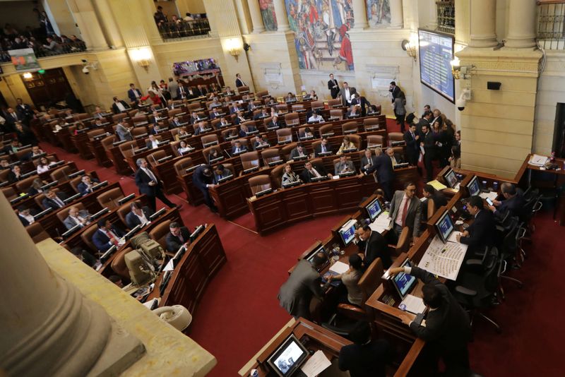 Foto de archivo. Legisladores colombianos debaten un proyecto de reforma fiscal en el la sede del Congreso en Bogotá, Colombia, 18 de diciembre, 2018. REUTERS/Luisa González